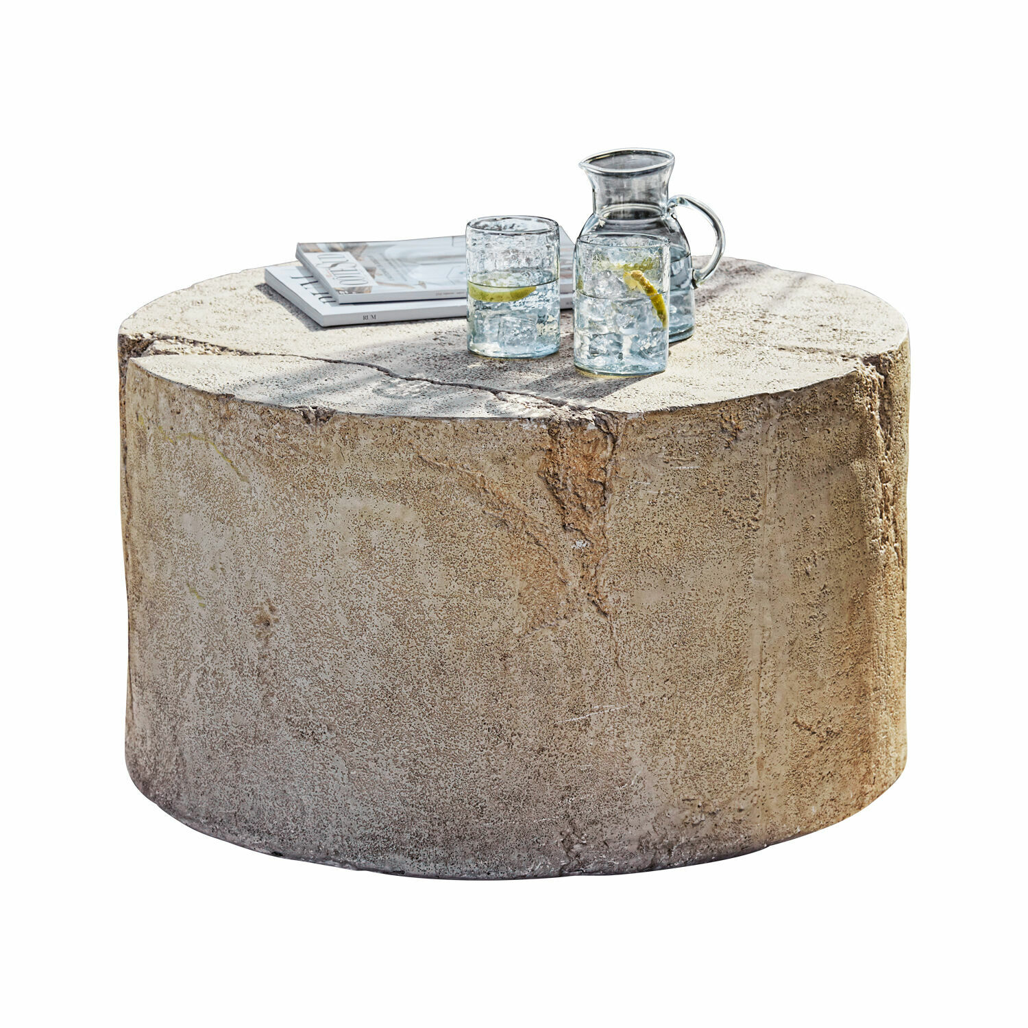 Mesa de centro Paxton Mesa de centro redonda de hormigón beige con dos vasos y una jarra con agua y limón