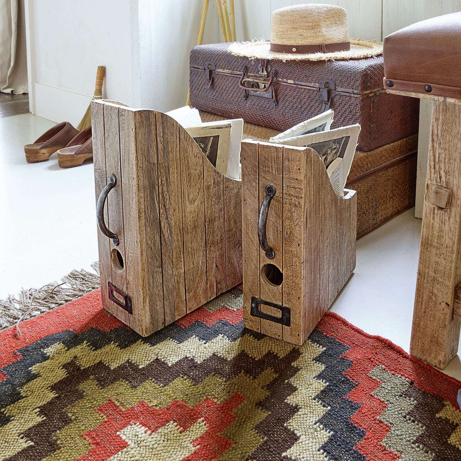 Set de 2 archivadores Kardifa Revisteros de madera natural sobre alfombra colorida en sala de estar luminosa