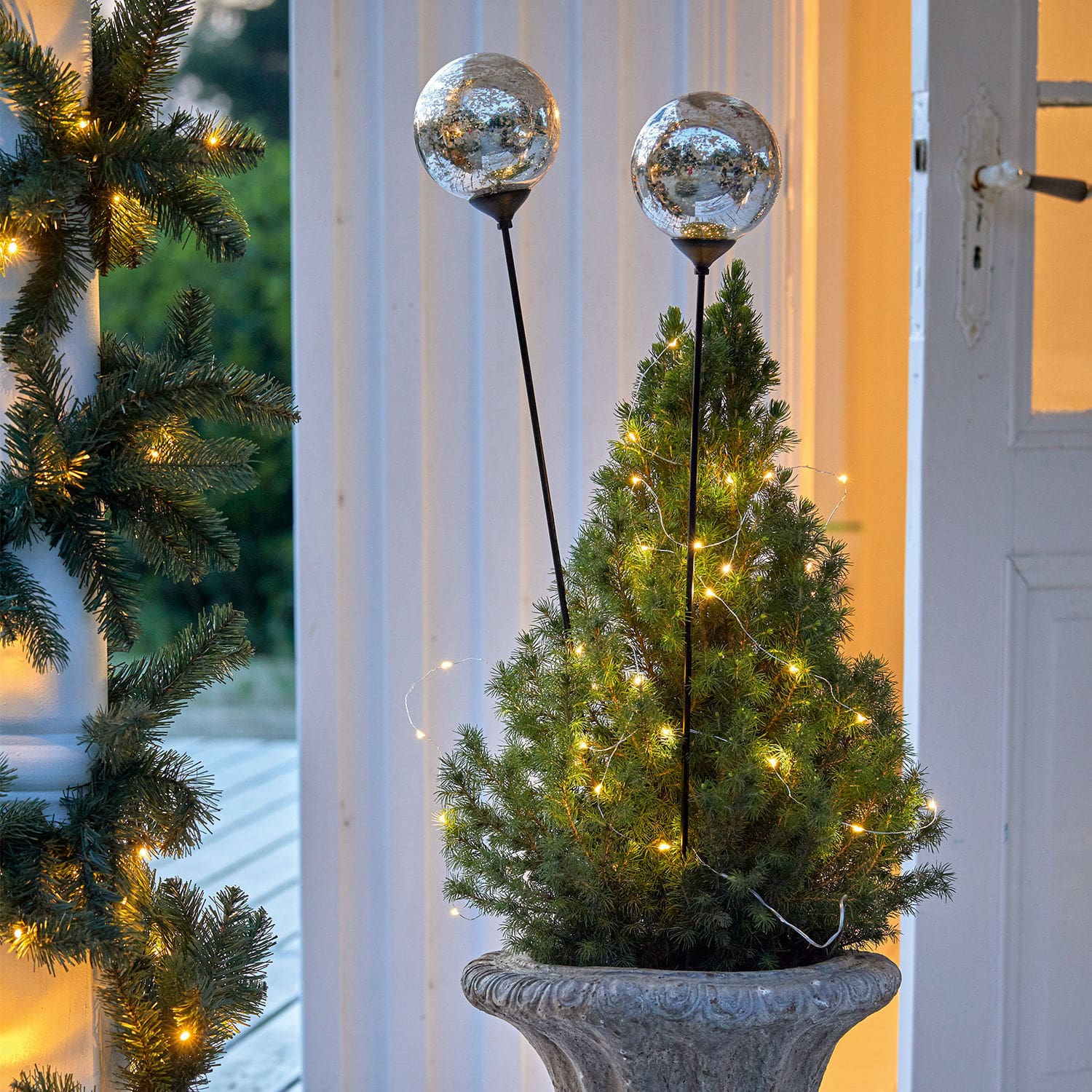 Set de 2 estacas decorativas Cainan Bolas de vidrio decorativas en varillas metálicas en maceta con arbusto verde y luces LED