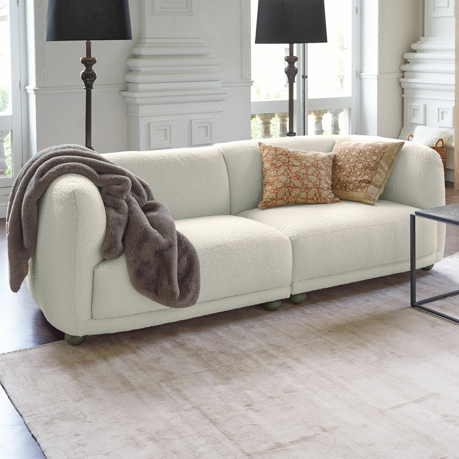 Sofá Scintillique Sofá moderno color crema con tela suave y cojines decorativos en sala luminosa