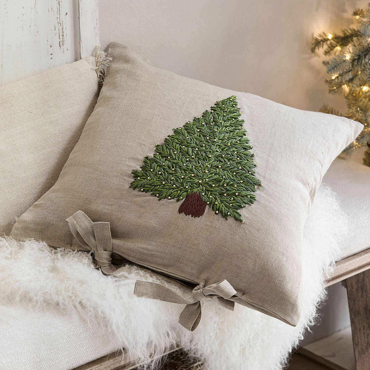 Funda de cojín Amuré Cojín beige de lino con bordado de árbol de Navidad verde y lazos, decoración navideña