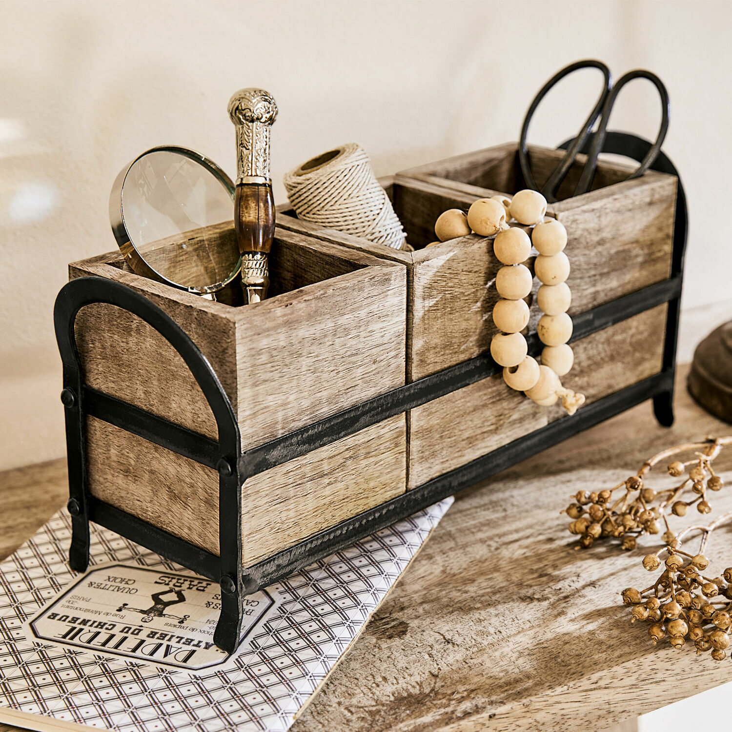 Organizador Lasse Caja de madera natural con marco metálico negro para organizar accesorios domésticos