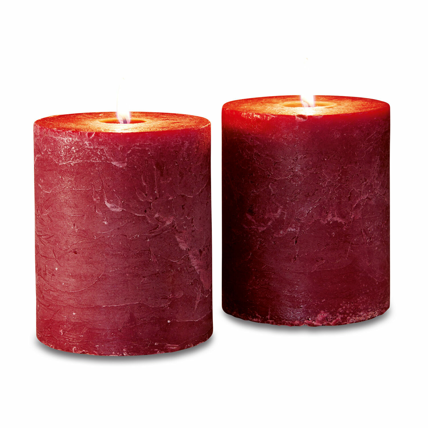 Set de 2 velas Oviedo Dos velas rojas de cera con textura rústica, ideales para decoración y ambiente relajante