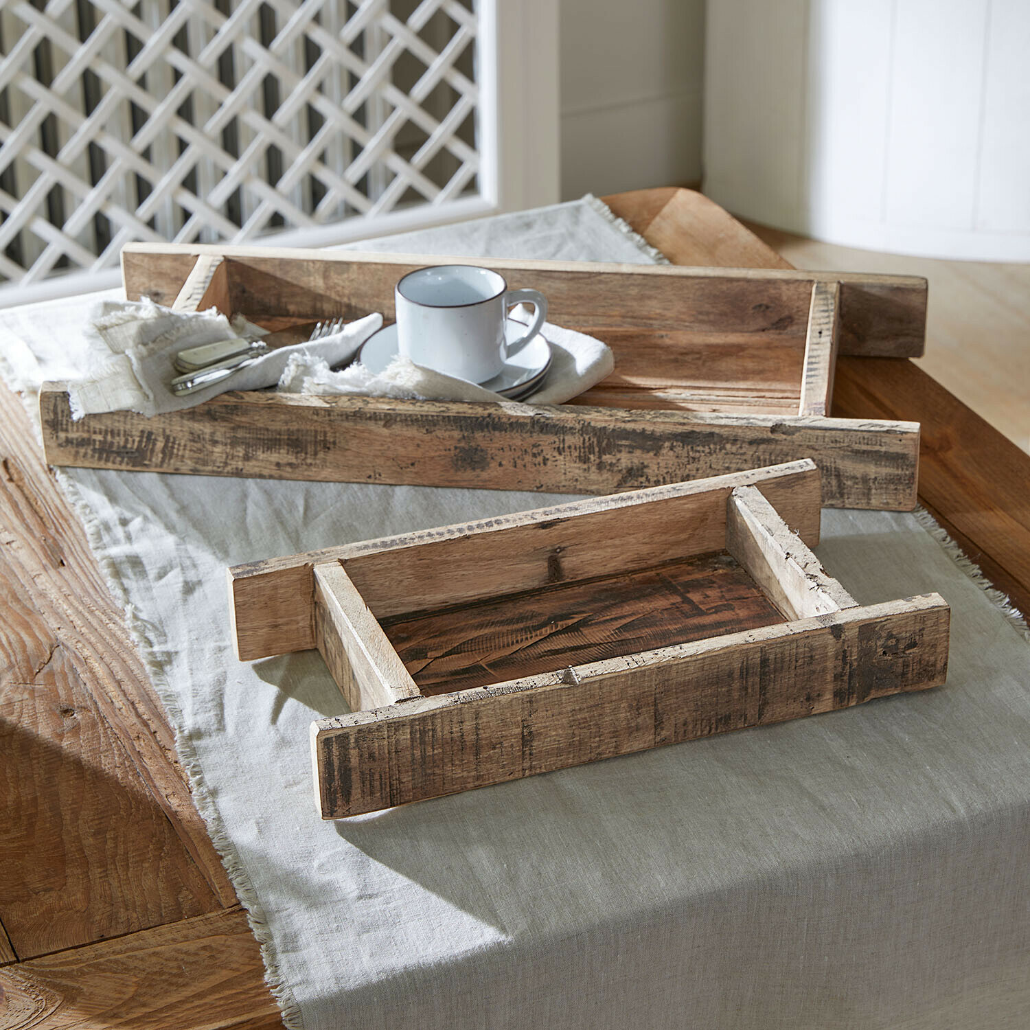 Set de 2 bandejas Brisalda Bandejas de madera natural sobre mantel de lino, estilo rústico para servir con elegancia