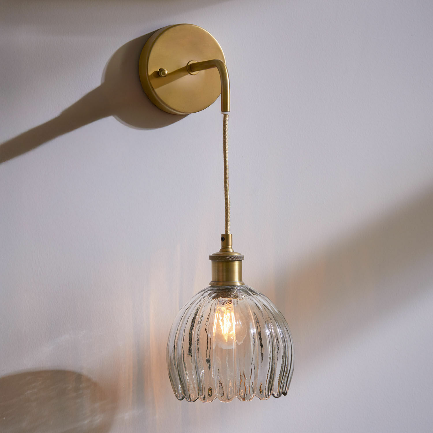Lámpara de pared Druaila Aplique de pared vintage de vidrio y latón con pantalla transparente y luz cálida