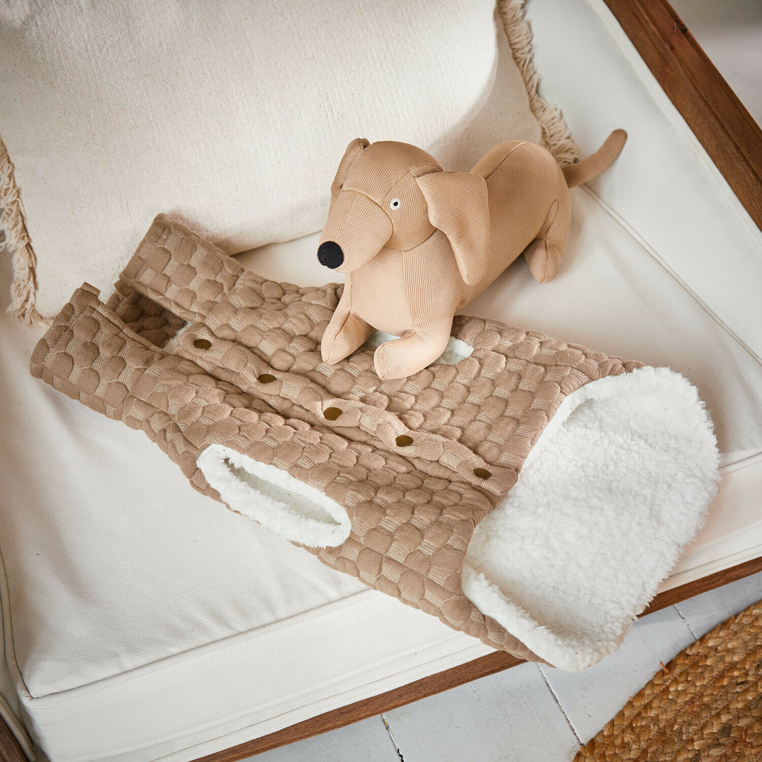 Abrigo para perro Cranley Chaleco acolchado beige con forro blanco suave, prenda cálida y moderna para días fríos