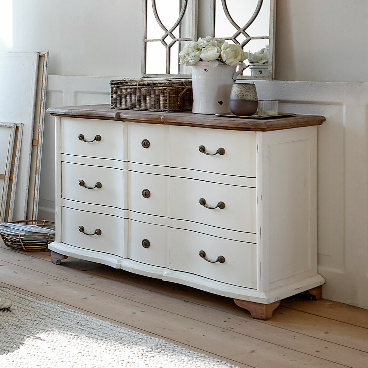 Cómoda Aiguillon Cómoda de madera blanca con tapa marrón y tiradores metálicos vintage para salón