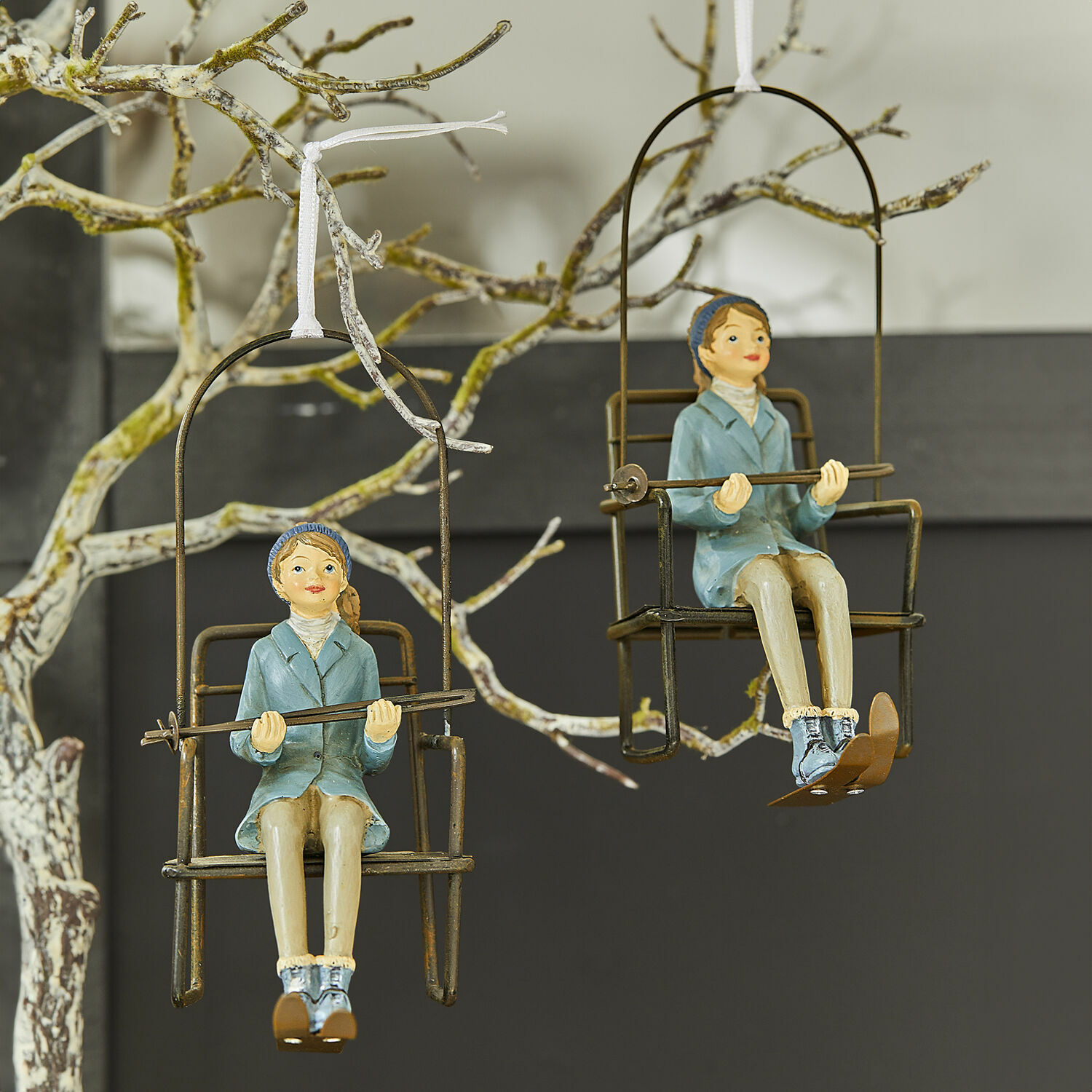 Set de 2 colgantes Herveline Adornos colgantes con figuras de esquiadores en sillas metálicas con chaquetas azules
