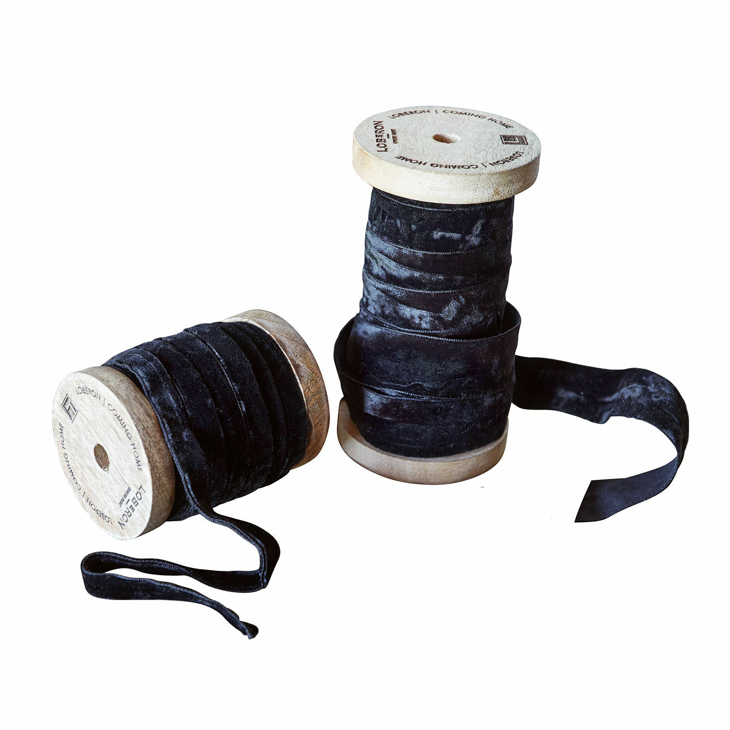 Juego de dos cintas de terciopelo negro en carretes de madera para decoración y costura