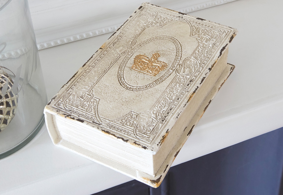 Libro decorativo estilo shabby chic con cubierta blanca envejecida y corona dorada