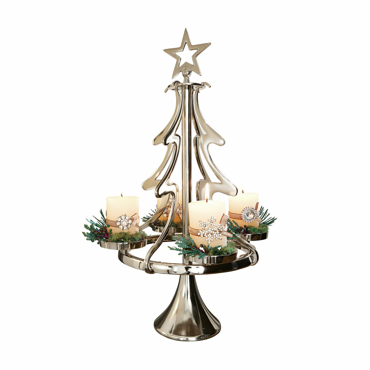 Candelabro metálico en forma de árbol con cuatro velas blancas y decoraciones navideñas