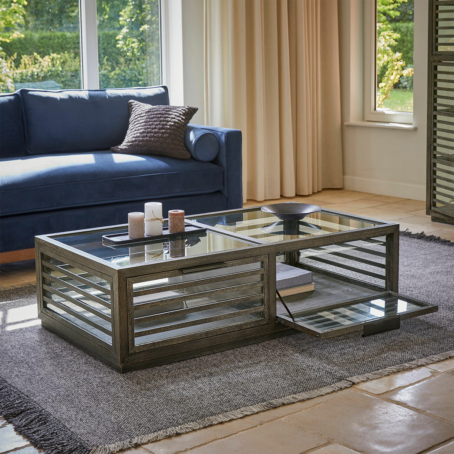 Mesa de centro Trowbridge Mesa de centro de madera oscura y cristal con compartimento abatible sobre alfombra en salón