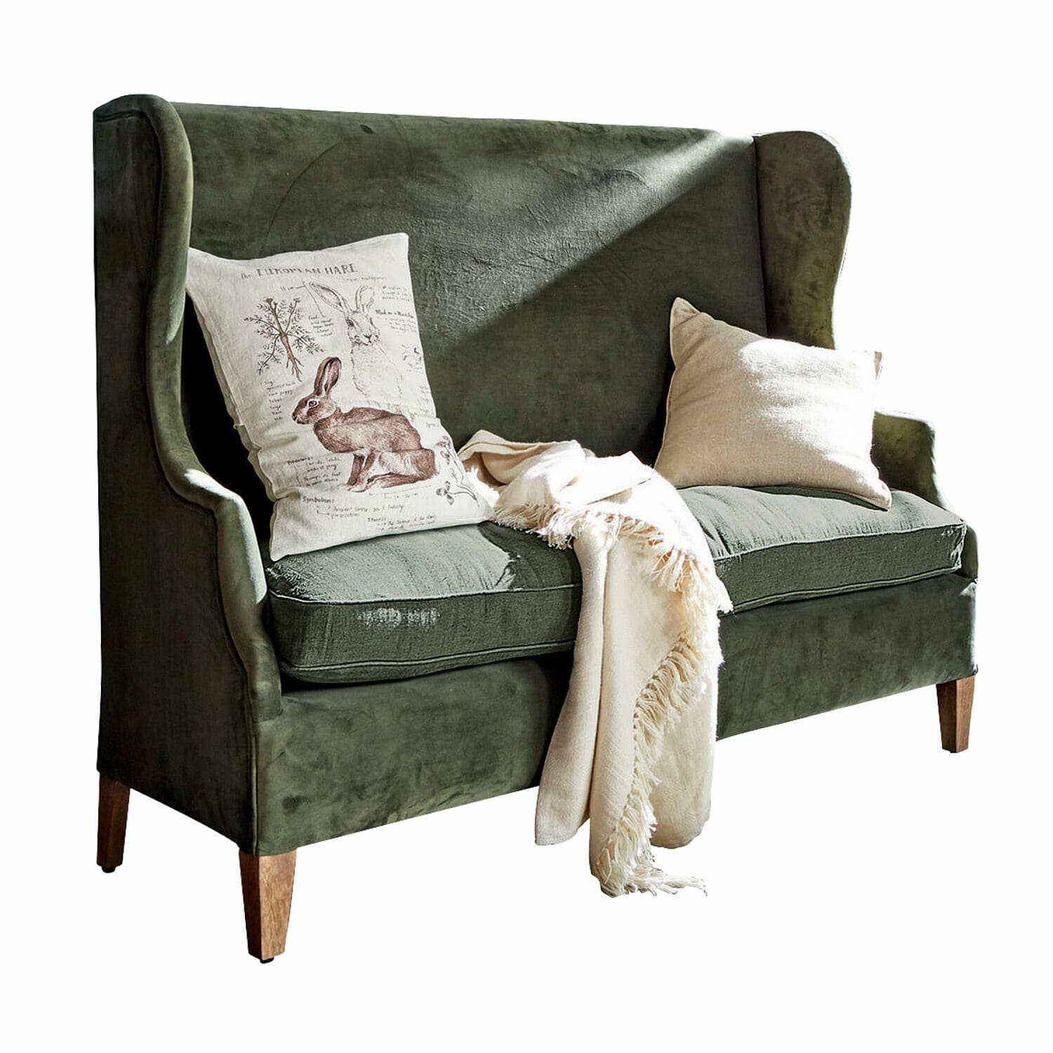 Sofa Ombra Sofá verde de terciopelo con patas de madera, cojines decorativos y manta crema
