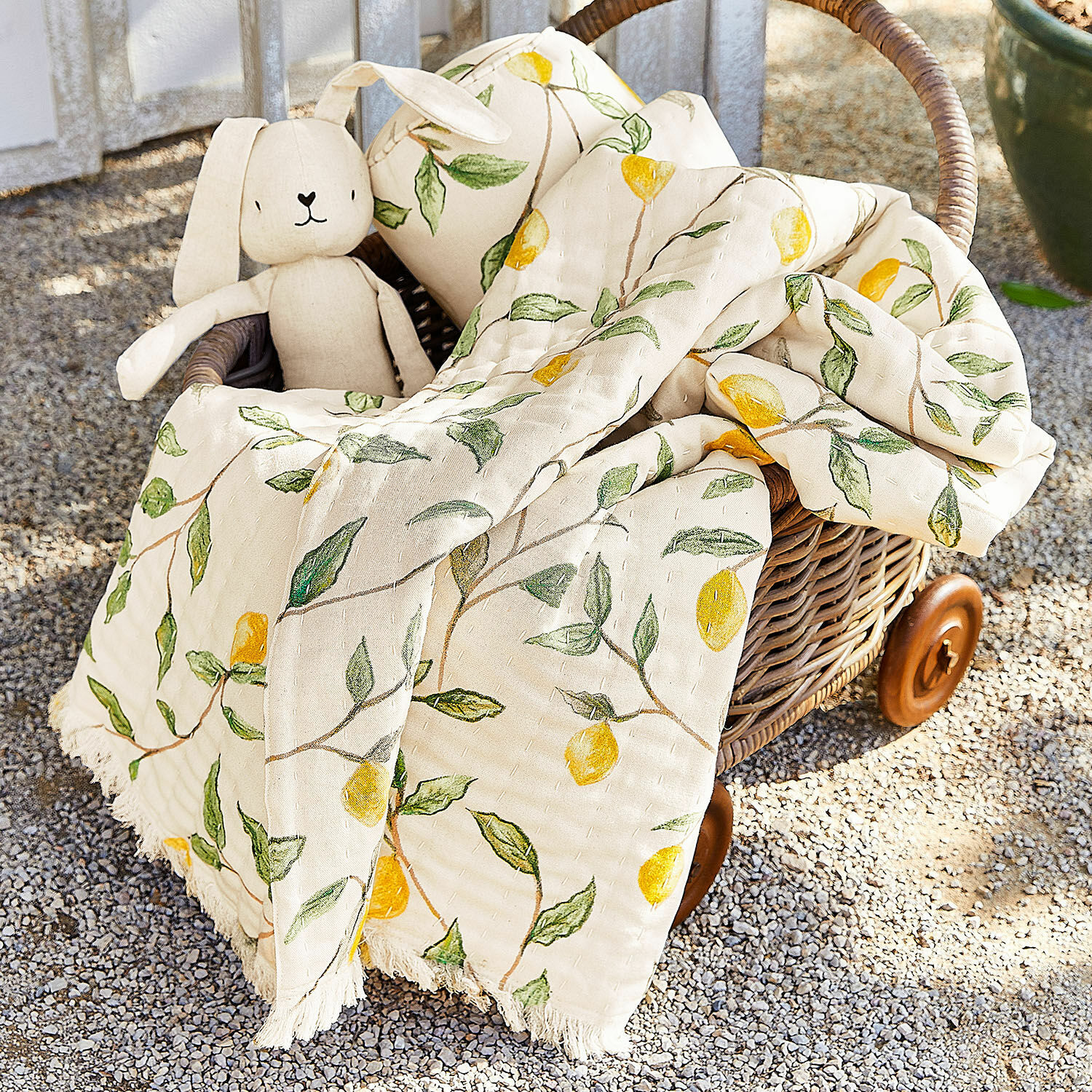 Plaid Palerina Manta de algodón color crema con limones amarillos y hojas verdes en cesta de mimbre
