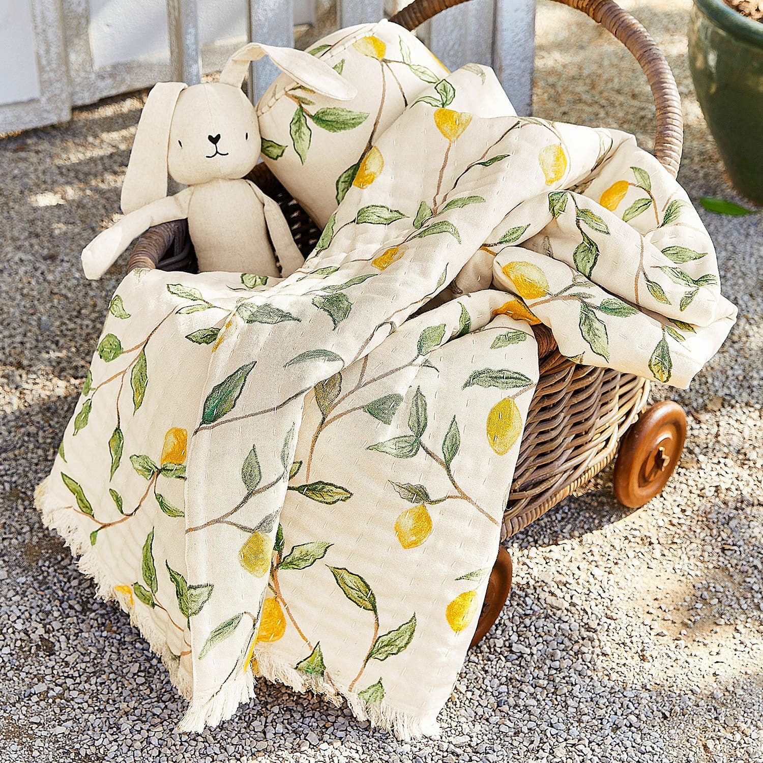 Plaid Palerina Manta de algodón color crema con limones amarillos y hojas verdes en cesta de mimbre