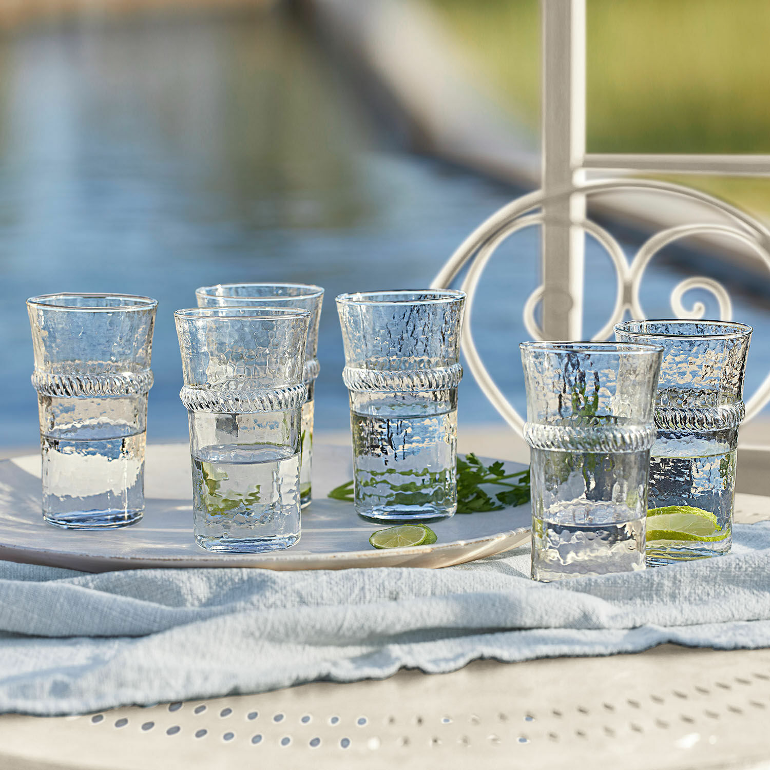 Set de 6 vasos Beiras Conjunto de seis vasos transparentes con textura y anillo decorativo, ideales para bebidas.