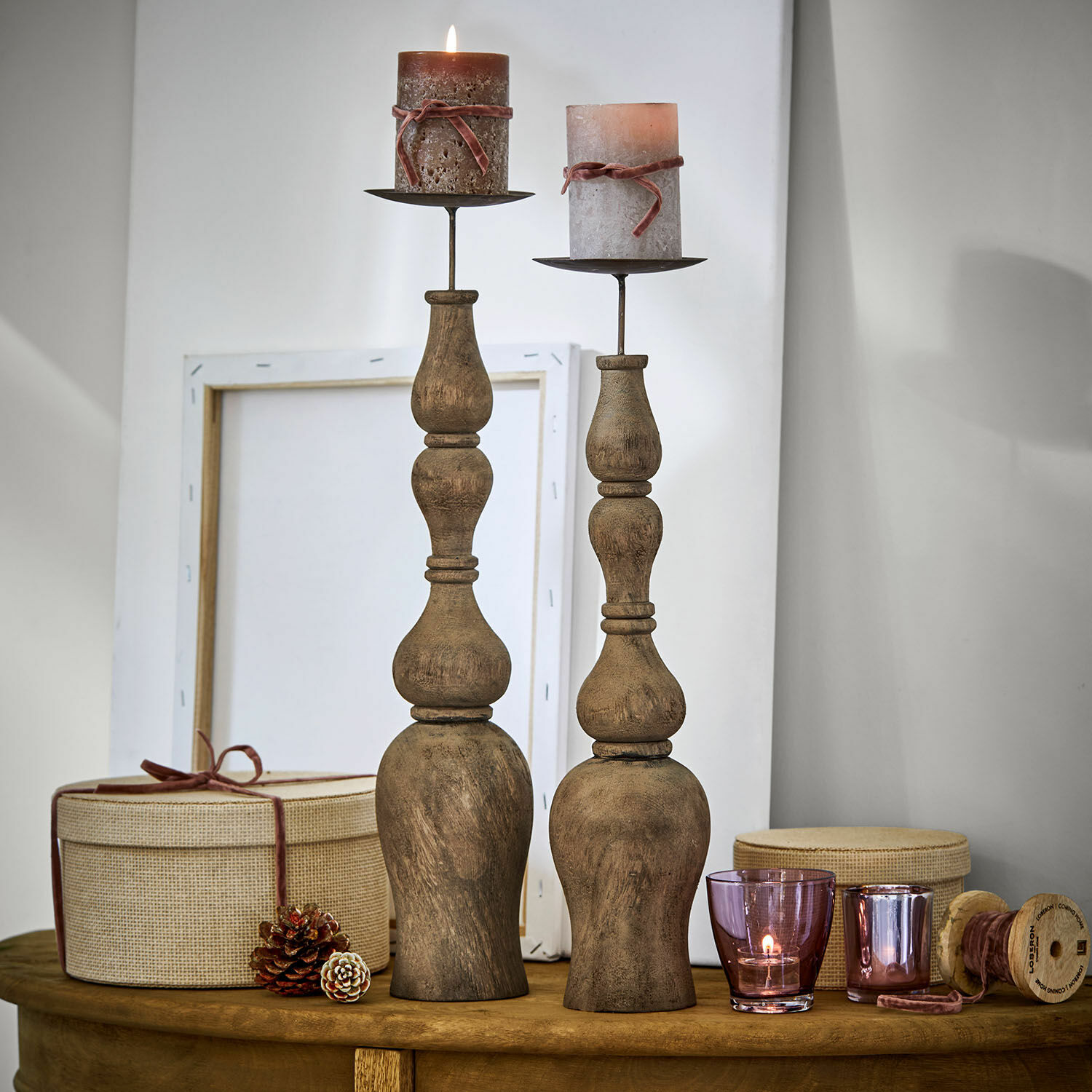 Set de 2 candeleros Fleuries-sur-Marne Portavelas de madera con velas marrones y cajas decorativas sobre mesa de madera, estilo rústico