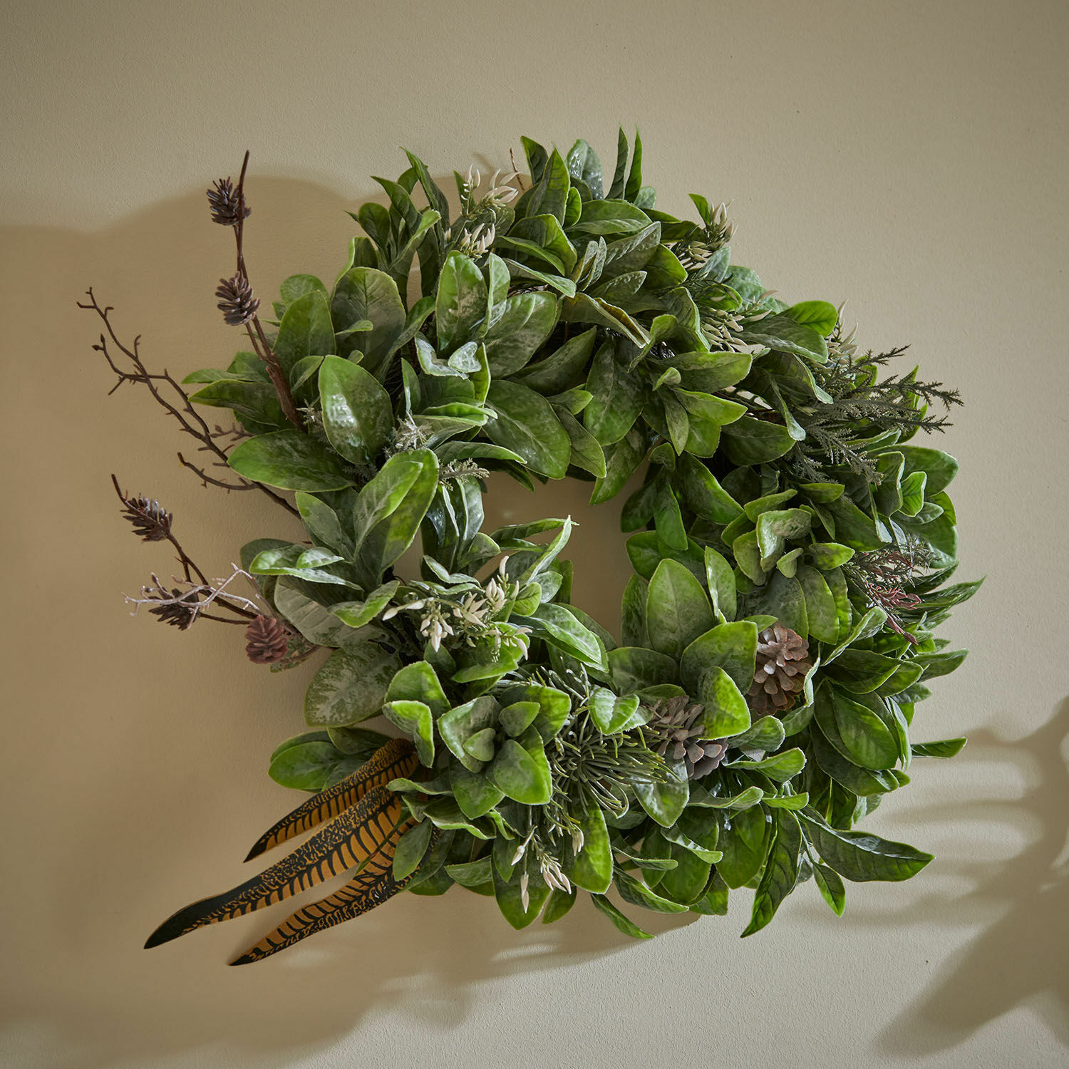 Corona Gianne Corona decorativa de hojas verdes y piñas, elemento natural para decoración interior