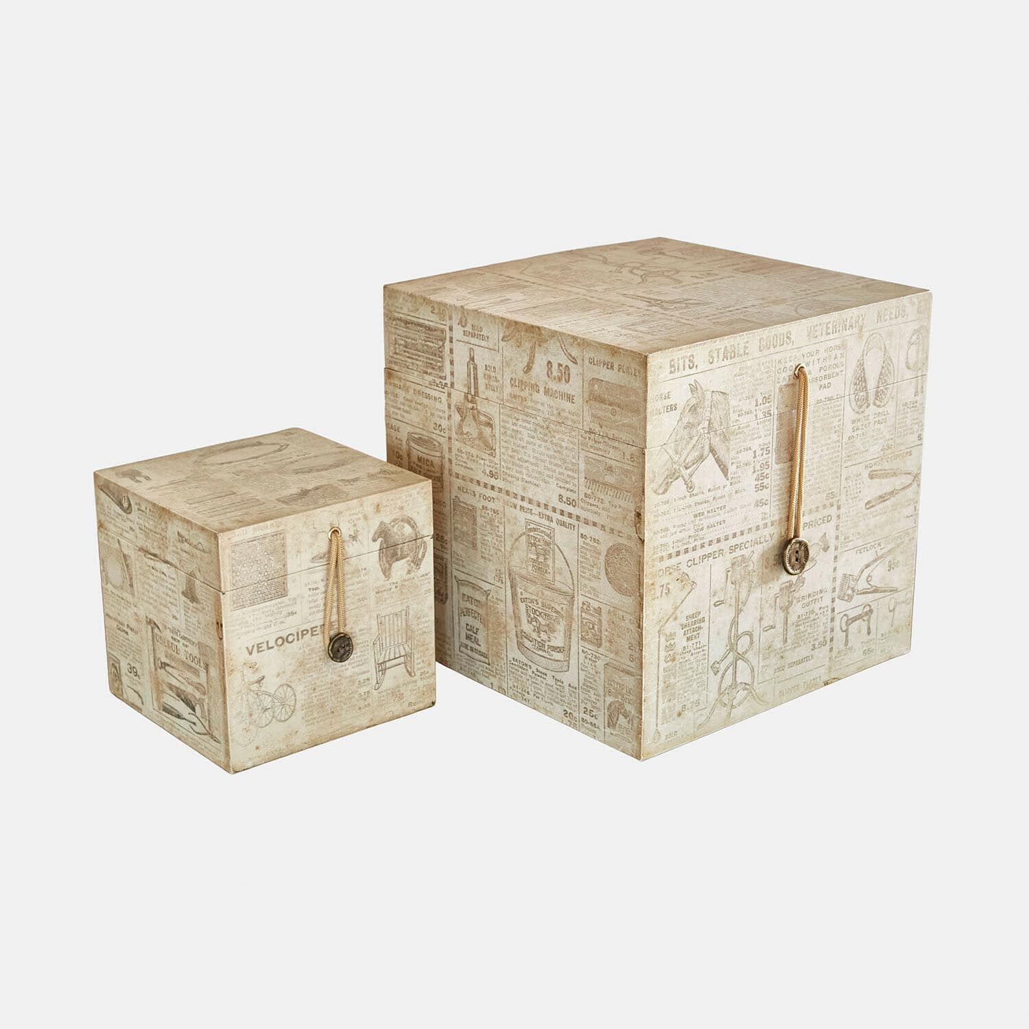 Dos cajas cuadradas de papel beige con impresión vintage de periódicos, decoradas con cuerda y botón