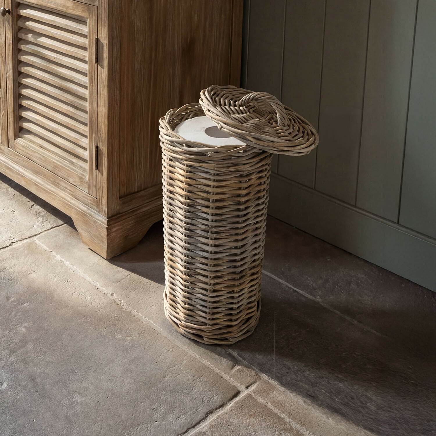 Portarrollos de papel higiénico Lørdenne Cesta redonda de ratán natural con tapa, ideal para guardar papel higiénico en el baño