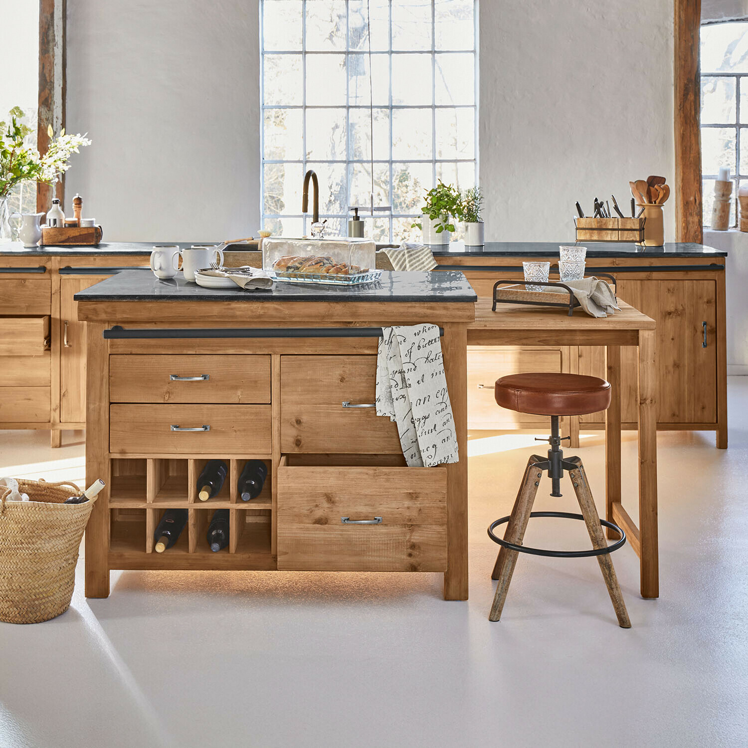 Mueble de cocina Sunnybrook Cocina con isla de madera natural y taburete con asiento de cuero marrón, encimera de piedra oscura