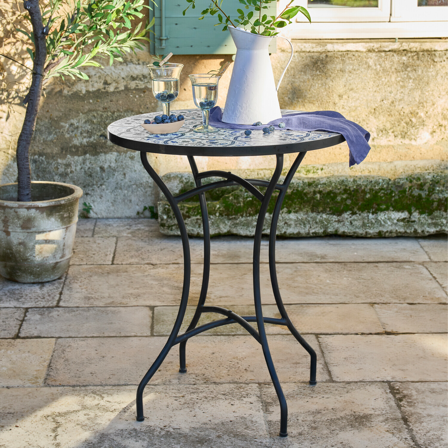 Mesa Giulessa Mesa de jardín redonda con base metálica negra y tablero de mosaico azul y blanco decorativo