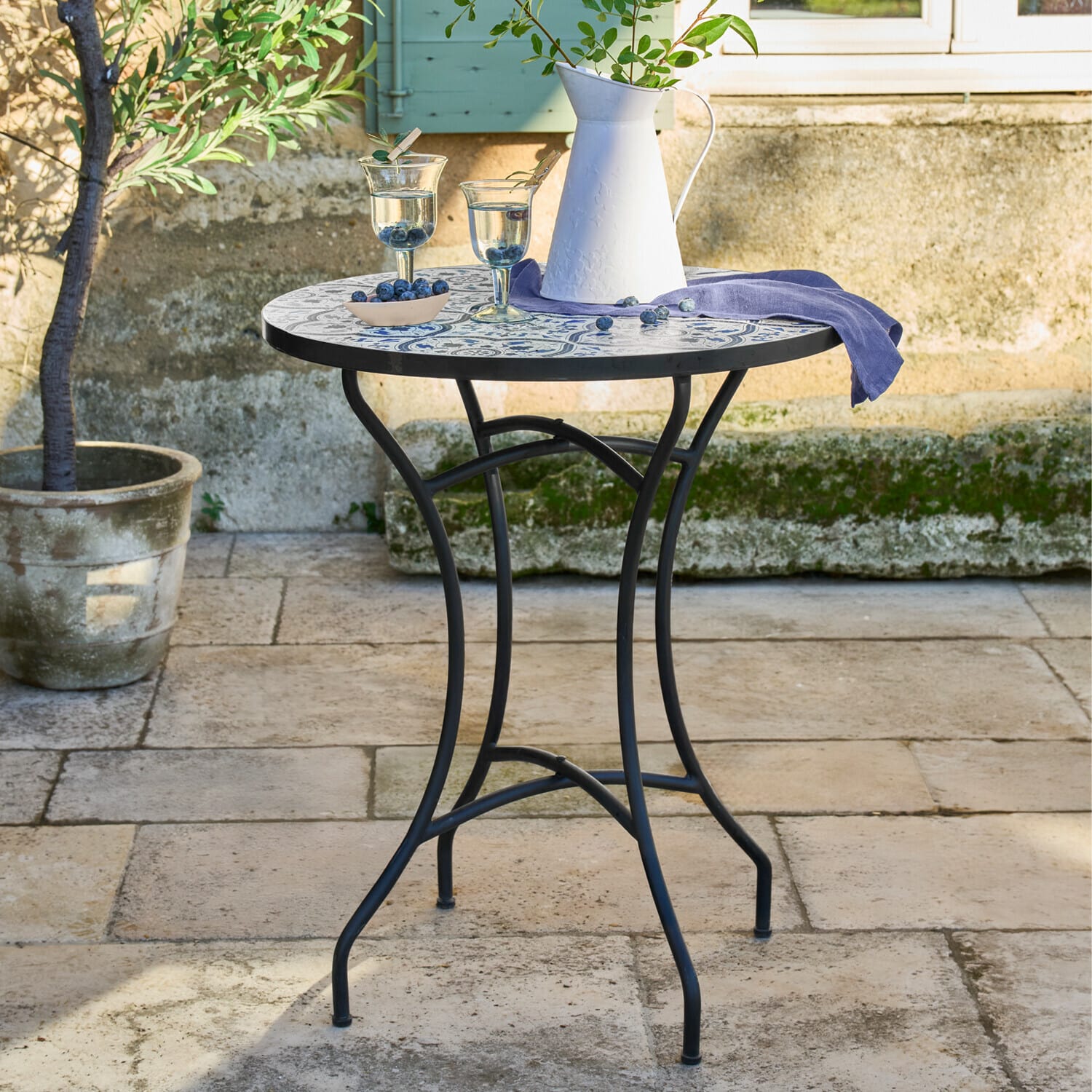 Mesa Giulessa Mesa de jardín redonda con base metálica negra y tablero de mosaico azul y blanco decorativo