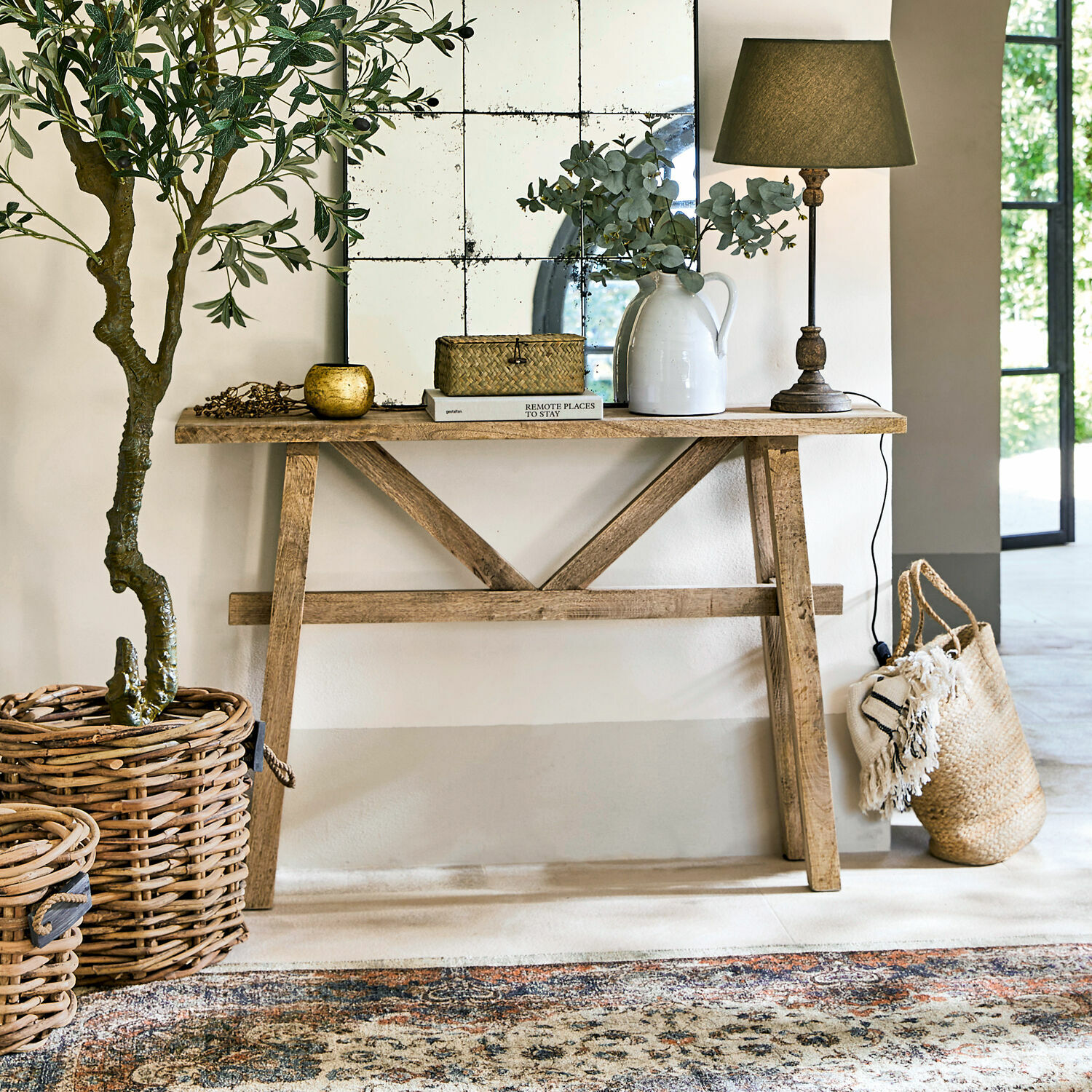 Consola Nael Consola de madera natural con lámpara y decoración bohemia en un ambiente luminoso y acogedor