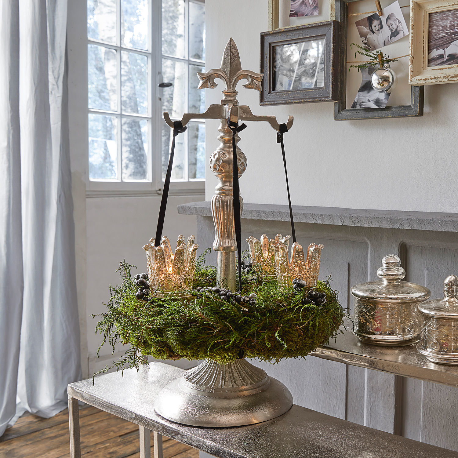 Candelabro decorativo de metal con corona verde y velas en forma de corona para decoración interior
