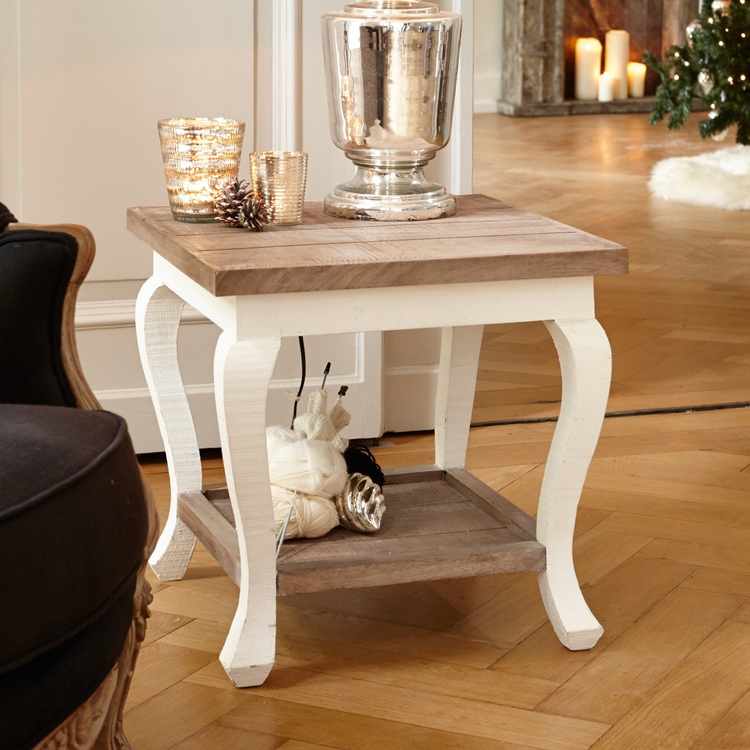 Mesa de centro Riverside Mesa auxiliar cuadrada de madera blanca y natural con decoración navideña y velas encendidas
