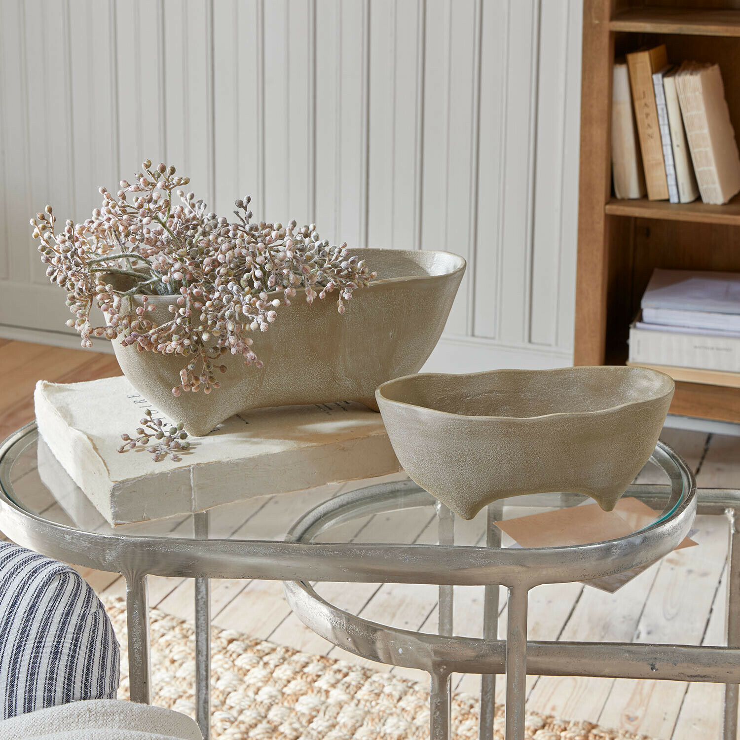 Set de 2 cuencos Maelida Conjunto de dos cuencos de cerámica beige sobre mesa de cristal en interior luminoso