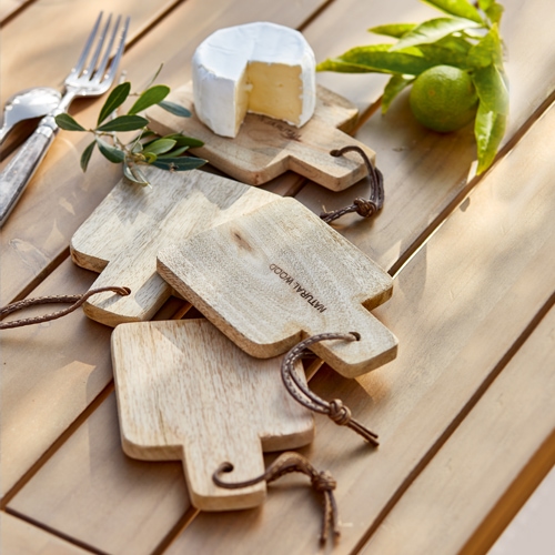 Juego de tablas de madera natural sobre mesa con queso y cítricos