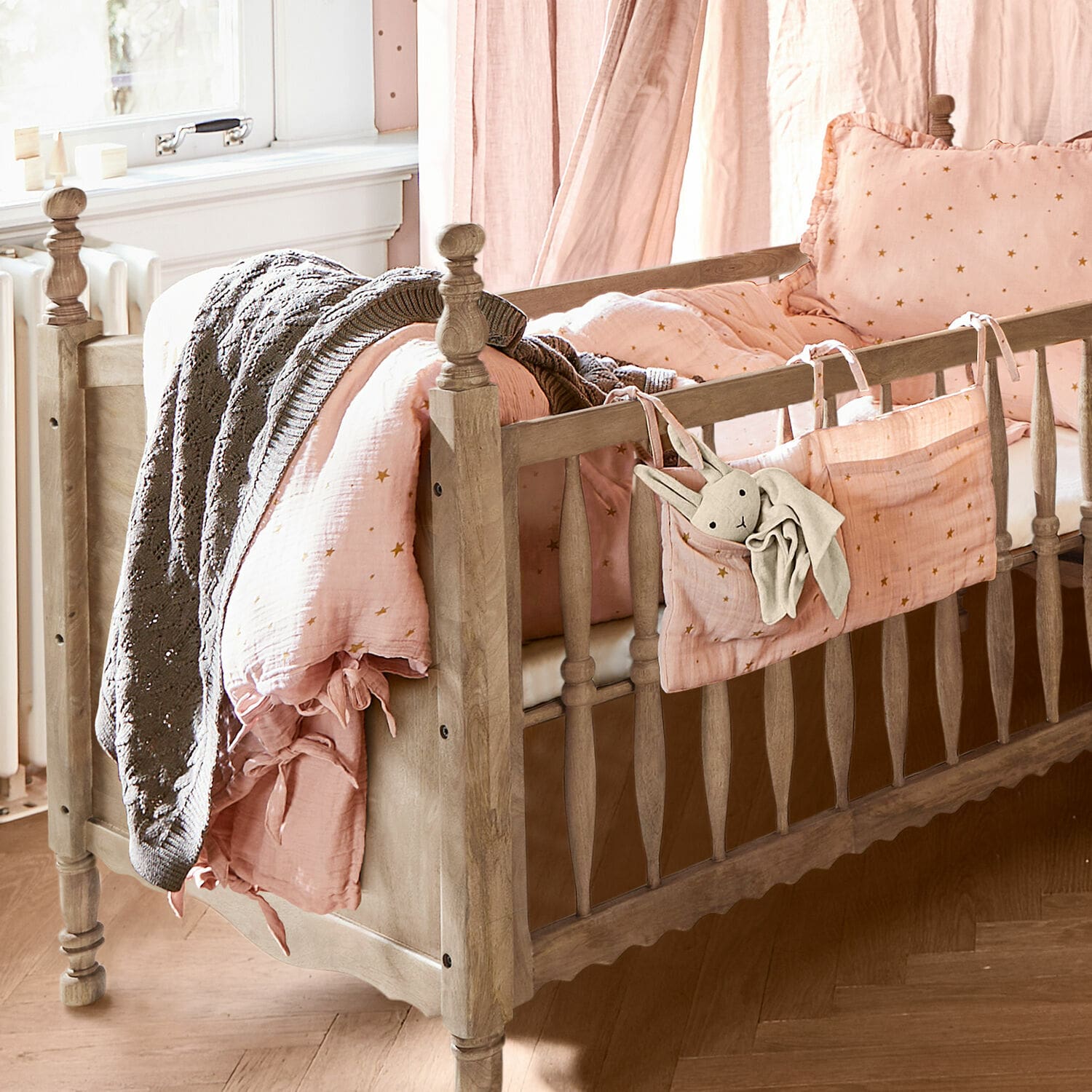 Ropa de cama para bebés Vianne Cuna de madera con ropa de cama rosa con estrellas y manta gris, habitación infantil acogedora