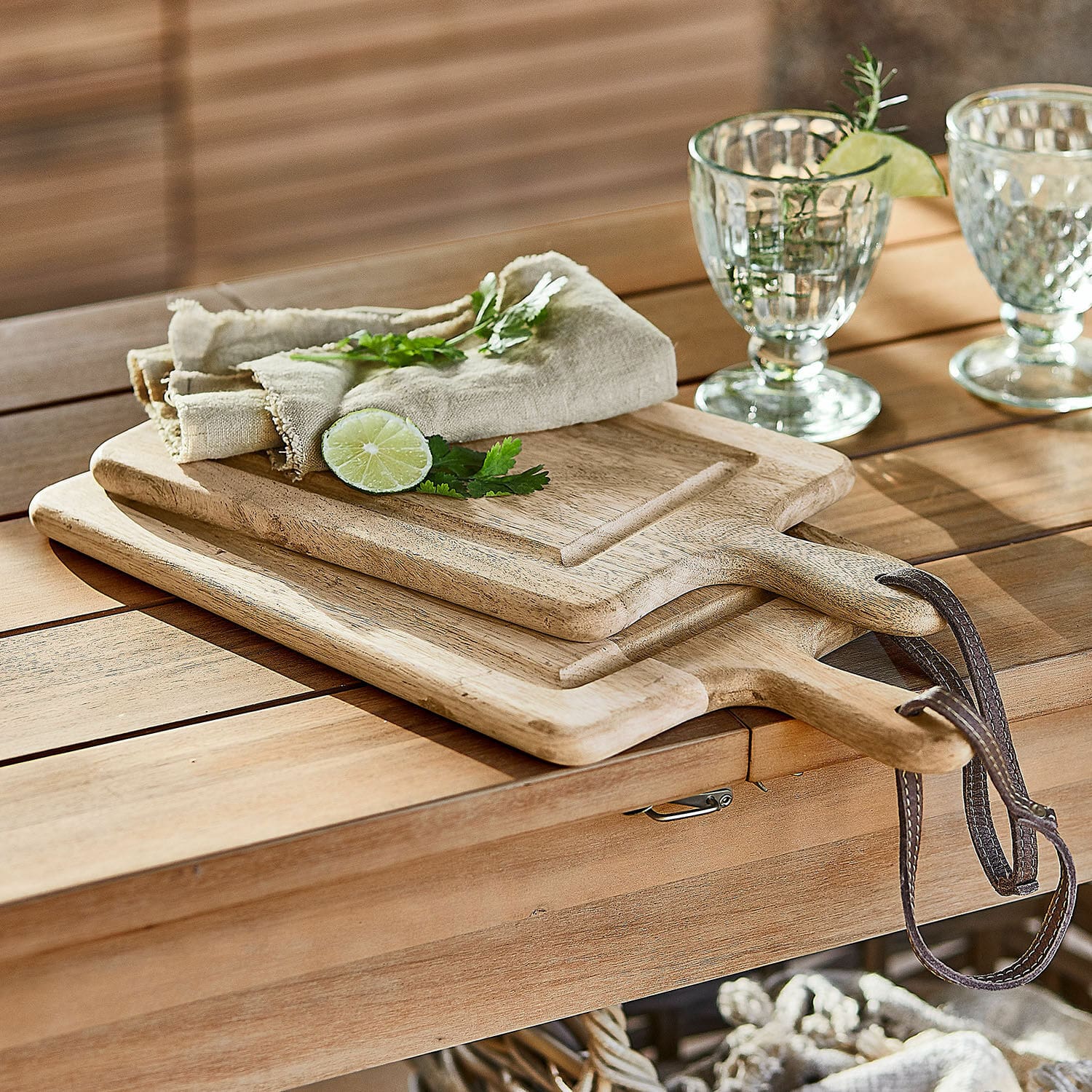 Set de 2 tablas de cortar Lestino Tablas de cortar de madera con asas y correas de cuero sobre mesa de madera natural