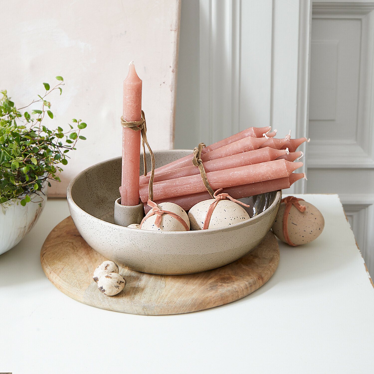 Candelero Kenvilor Conjunto de velas rosas y decoraciones de cerámica beige en cuenco sobre base de madera