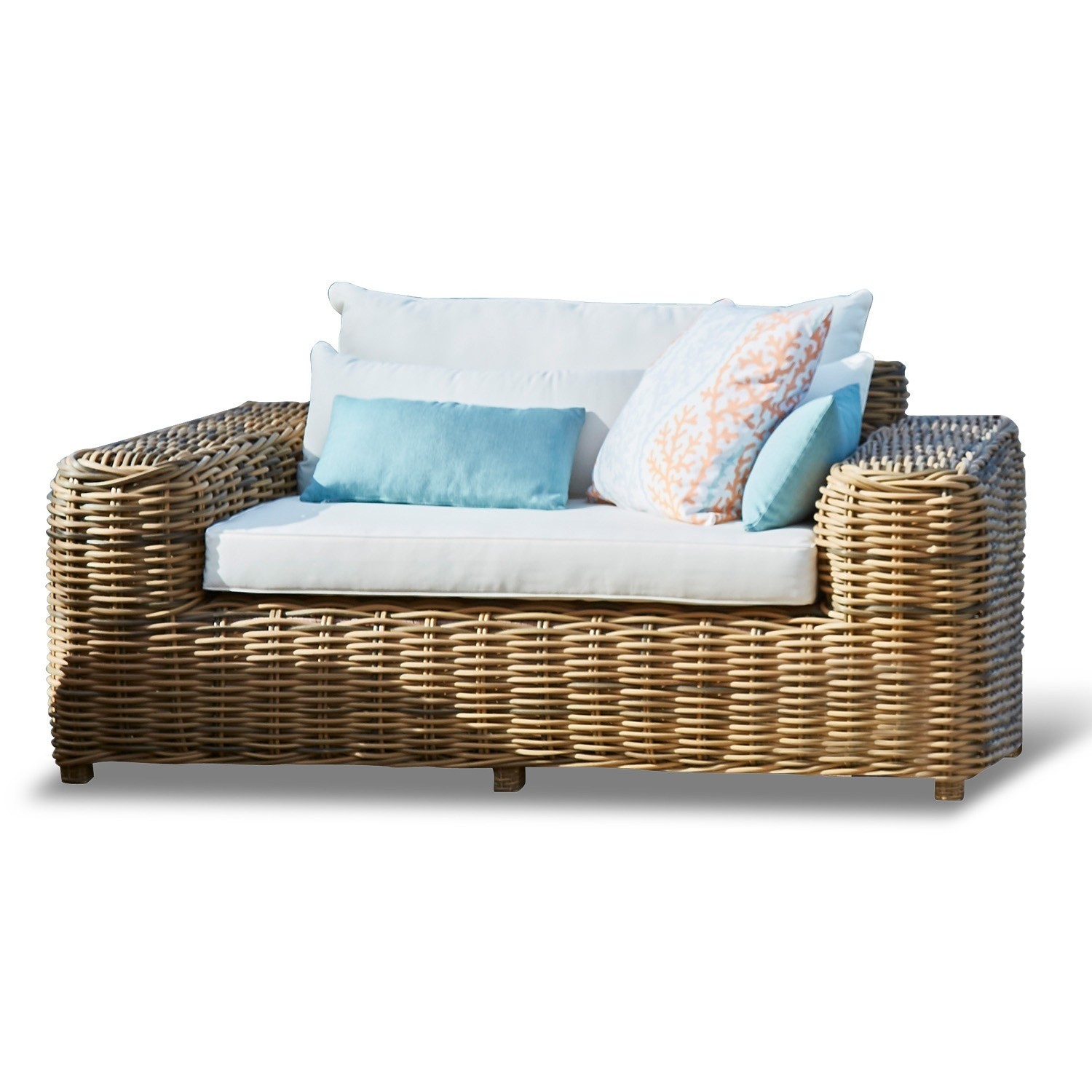 Sofá de ratán con cojines blancos y detalles azules, mueble de jardín cómodo