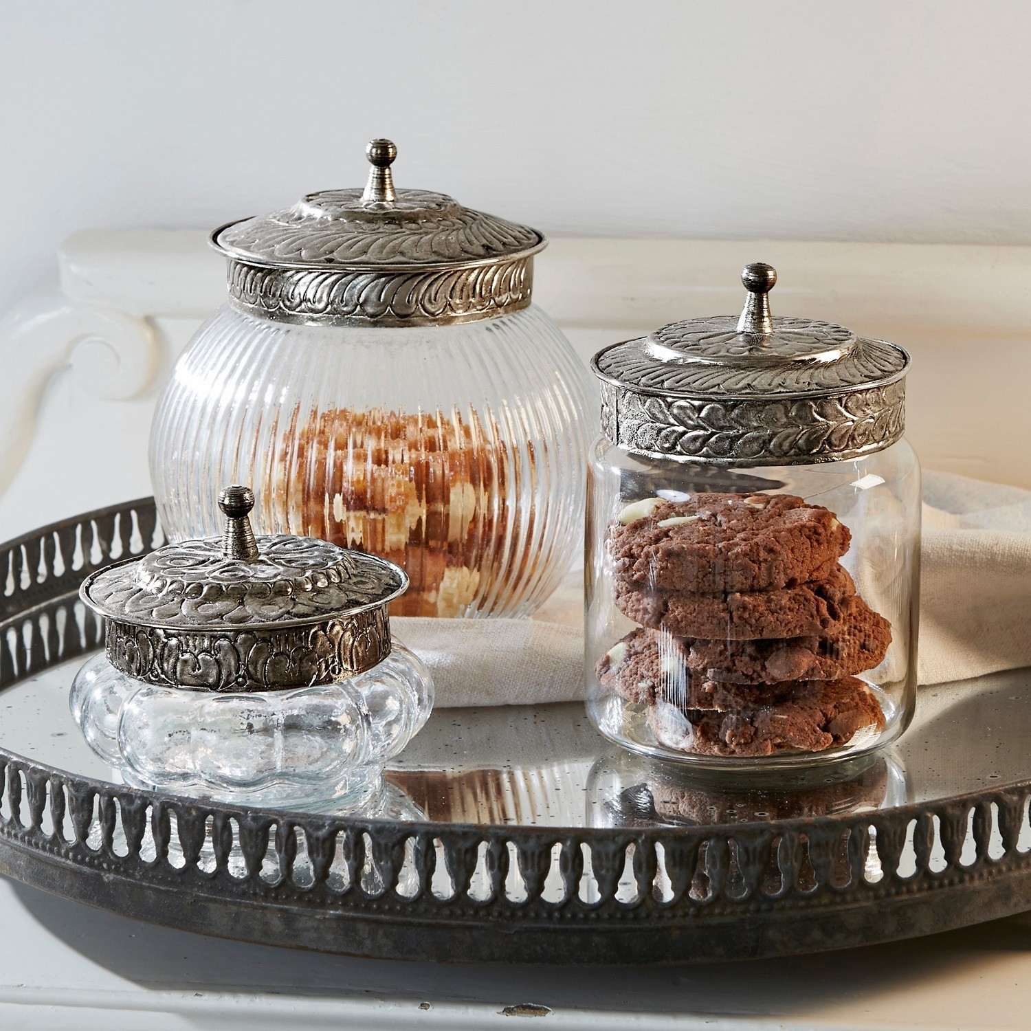 Set de 3 tarros Plévin Conjunto de tres frascos de vidrio con tapas metálicas decorativas para galletas y snacks