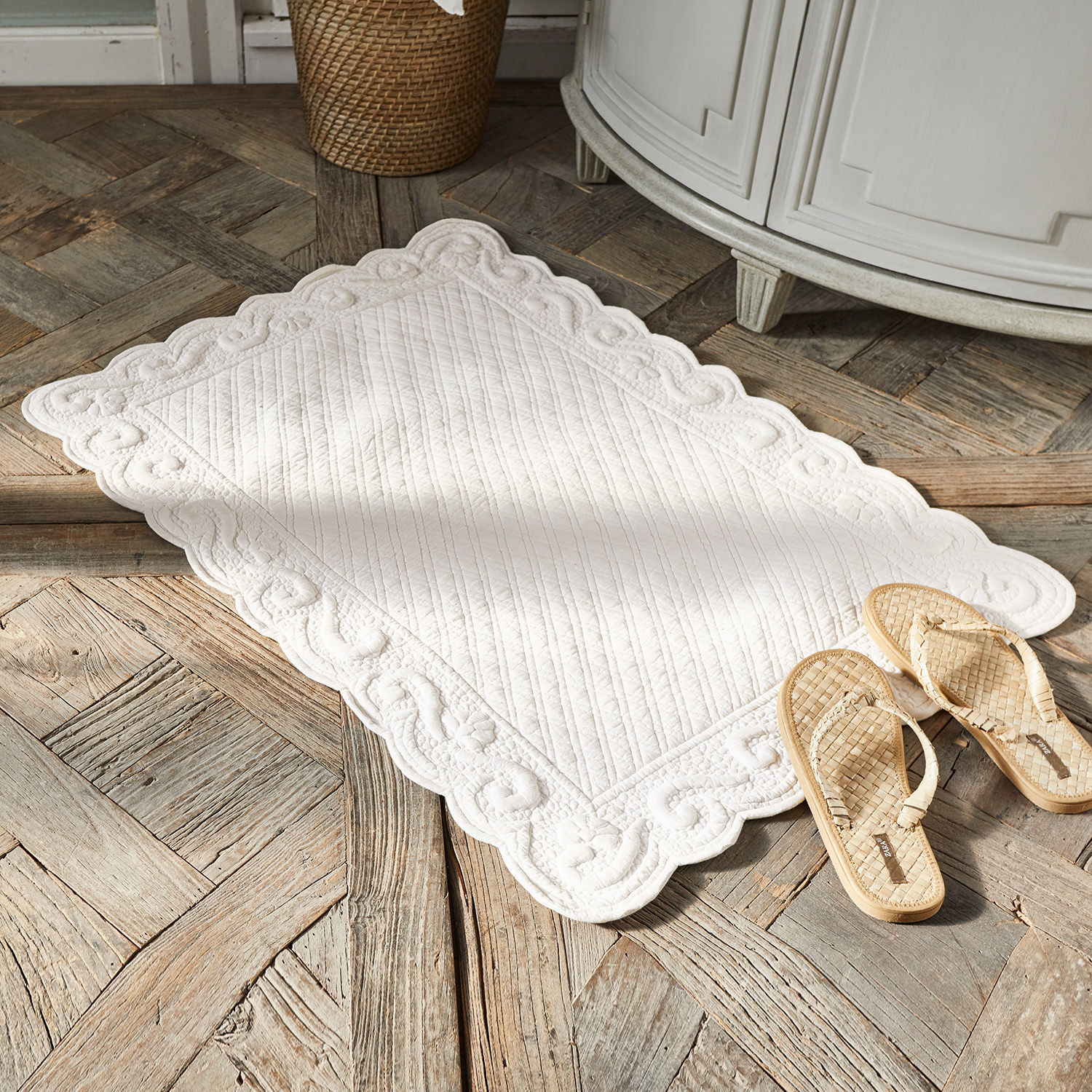 Alfombrilla de baño Svikola Alfombra decorativa blanca de algodón acolchada sobre suelo de madera con sandalias trenzadas