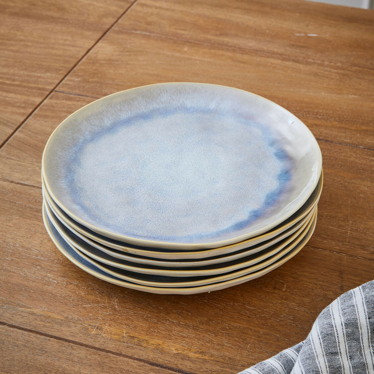 Set de 6 platos Vionette Conjunto de seis platos de cerámica en tonos azules y beige sobre mesa de madera