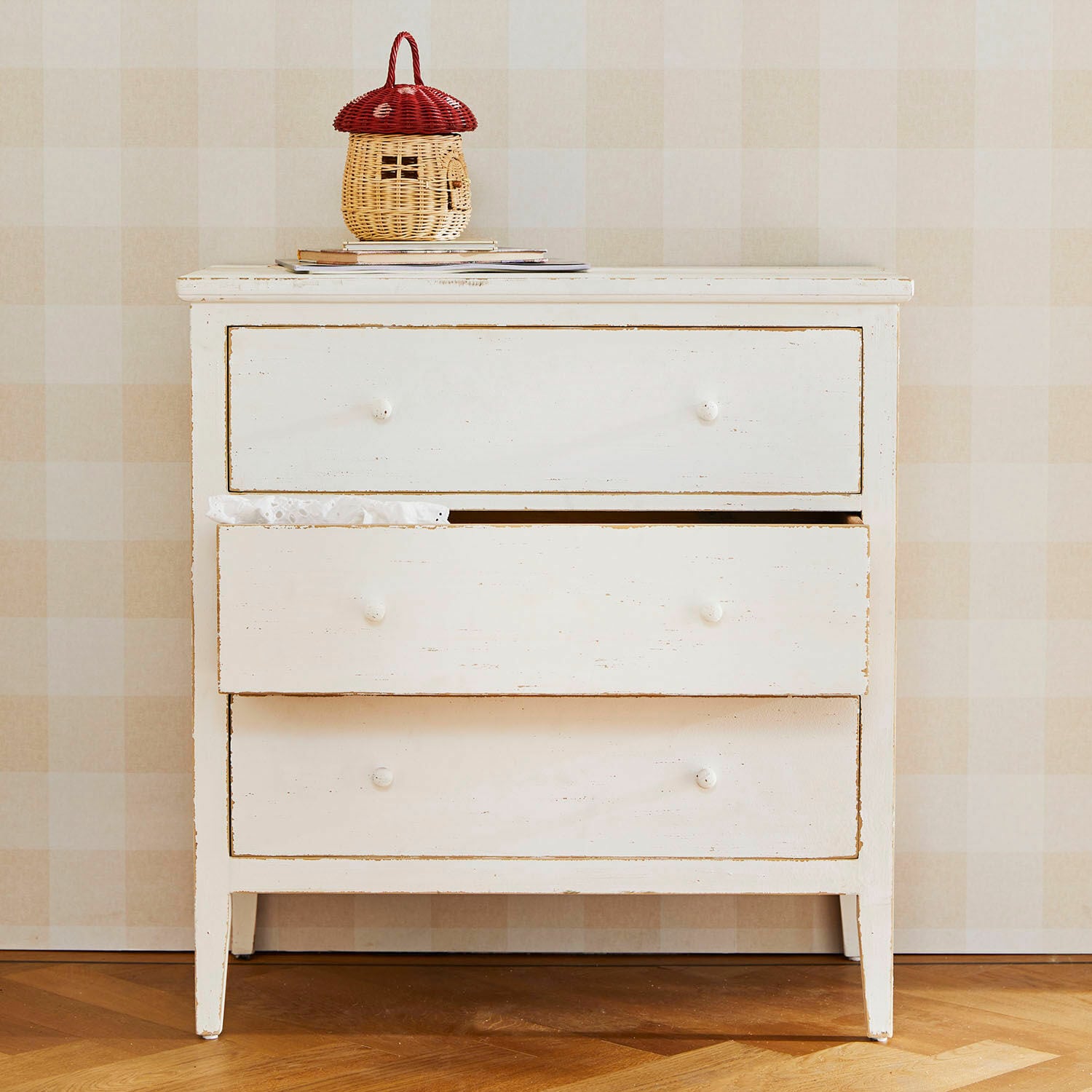Cómoda Korelis Cómoda blanca de madera con tres cajones y cesta de ratán rojo y beige encima