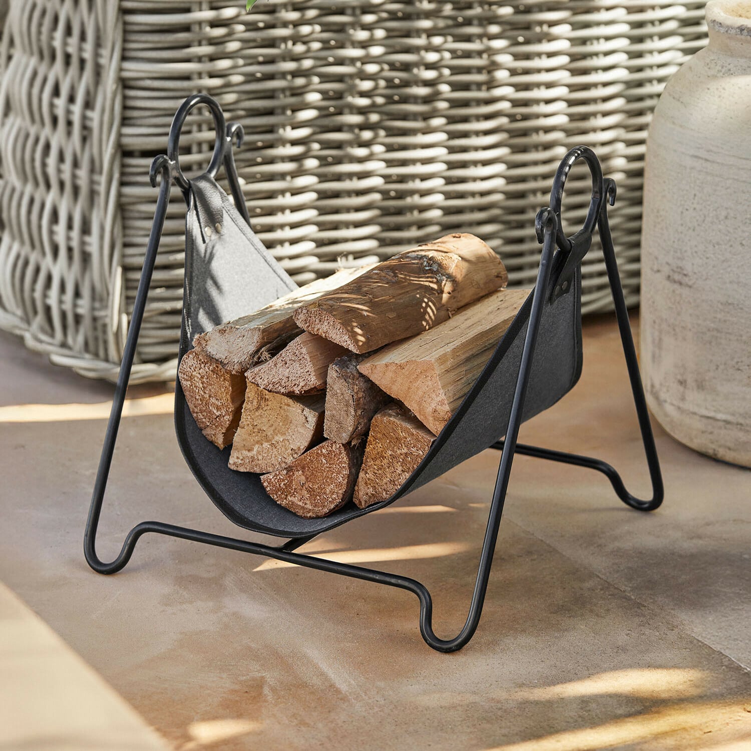 Cesta para leña Ashfordly Soporte para leña de metal negro y tela con troncos, accesorio práctico para chimenea