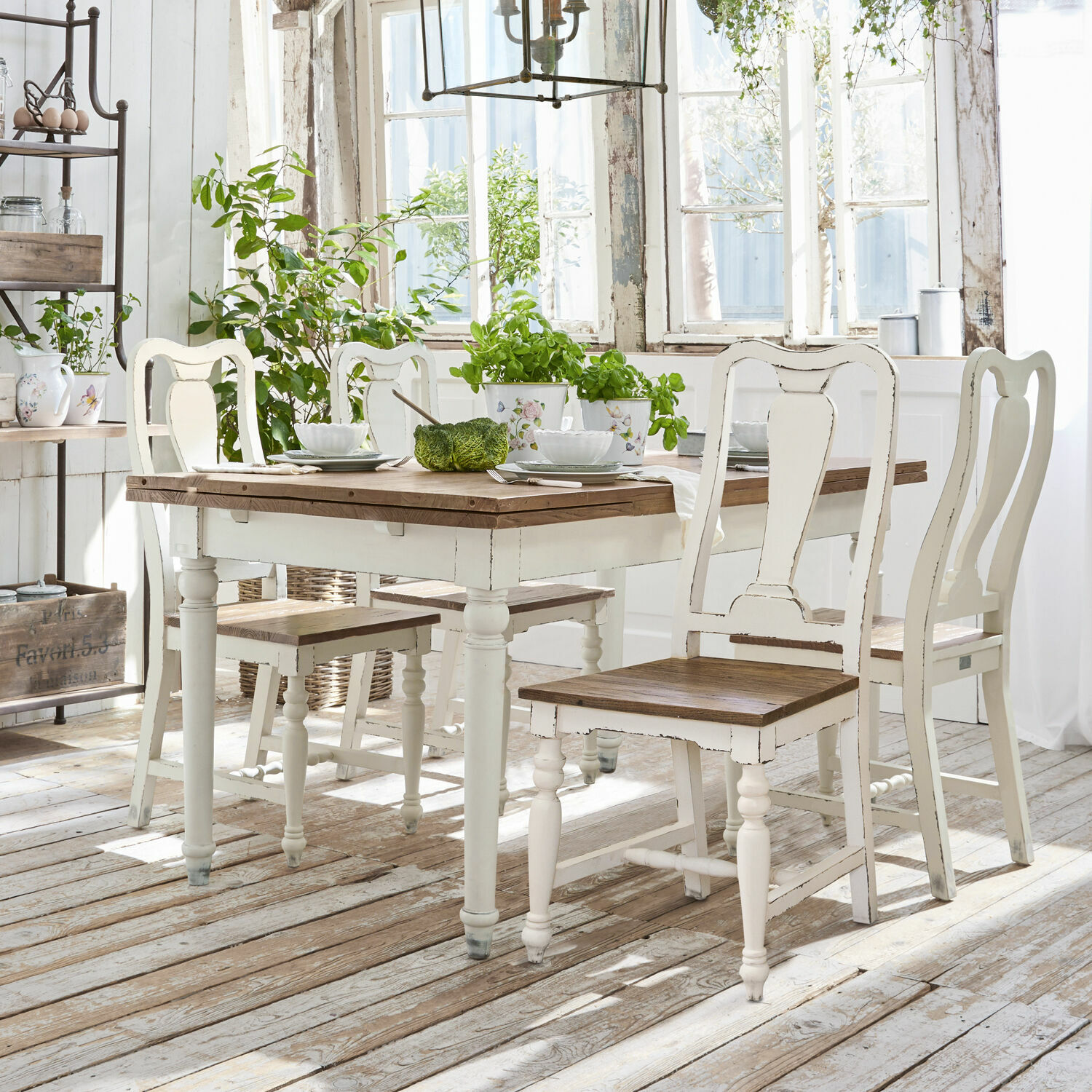 Mesa Bradford Mesa y sillas rústicas de madera en blanco y natural en comedor luminoso con plantas verdes