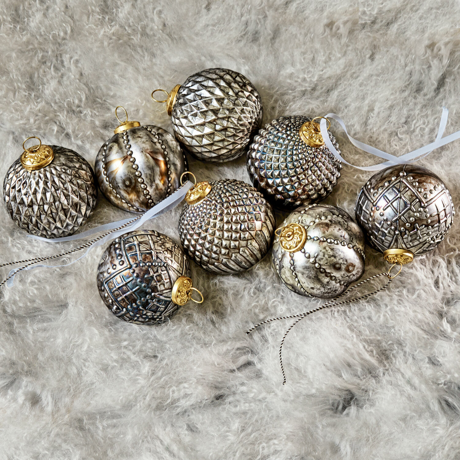 Set de 3 adornos navideños Silverlake Conjunto de bolas de Navidad plateadas con patrones decorativos y colgantes dorados sobre piel suave
