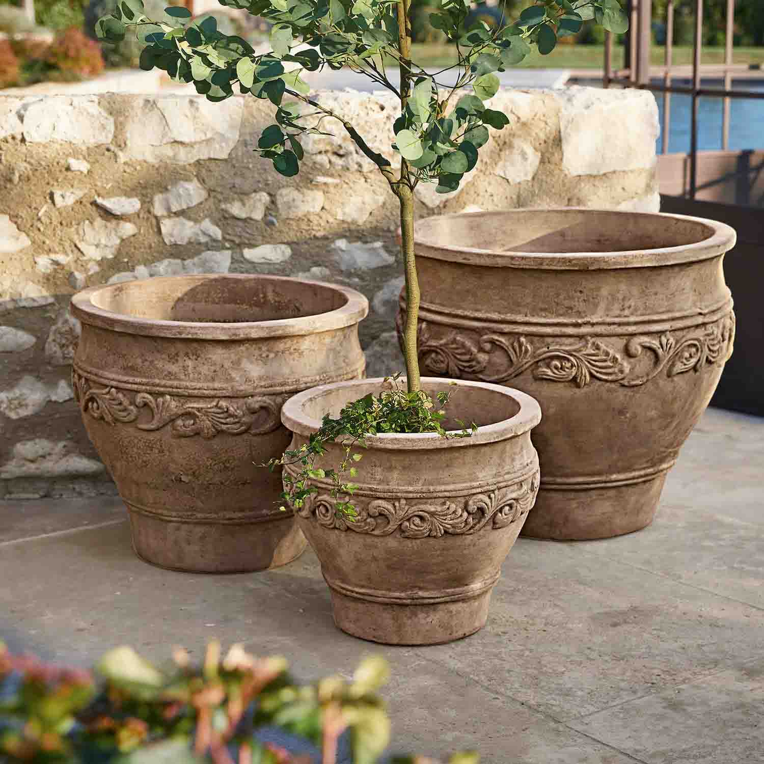 Conjunto de tres macetas decorativas de terracota beige con relieve para jardín