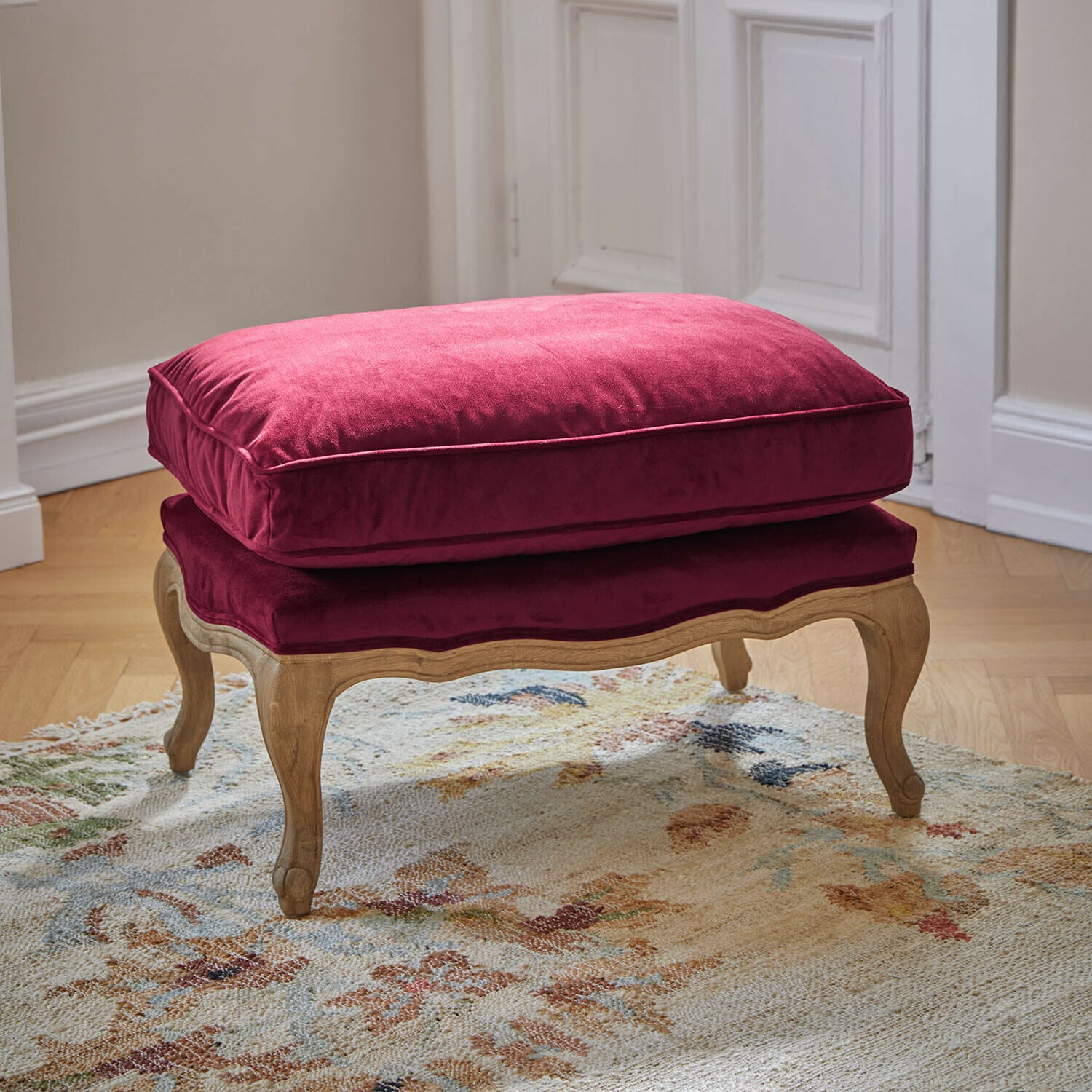 Taburete Corlay Reposapiés con patas de madera y cojín de terciopelo burdeos para sala de estar elegante