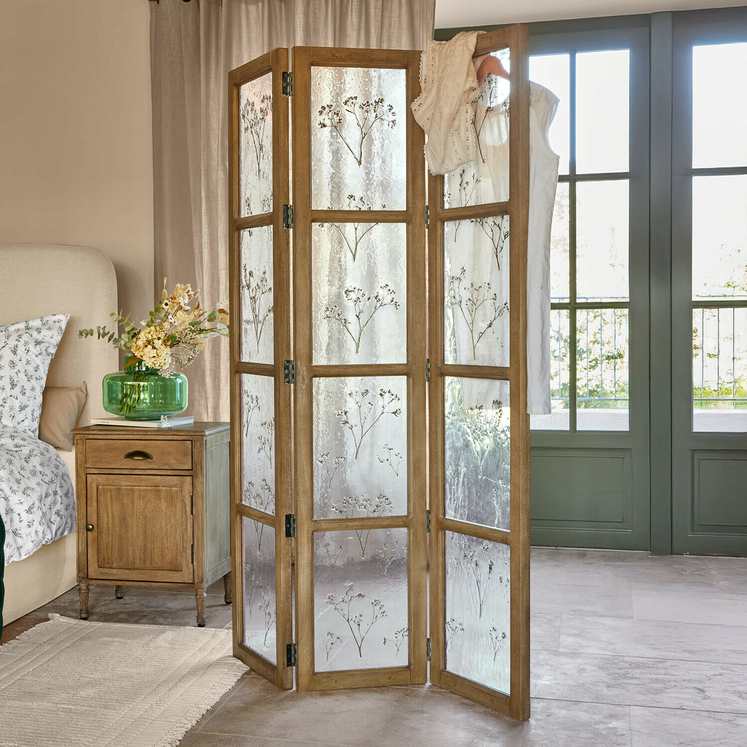 Biombo Somerlyn Biombo de madera con vidrio esmerilado decorado con motivos florales, color natural