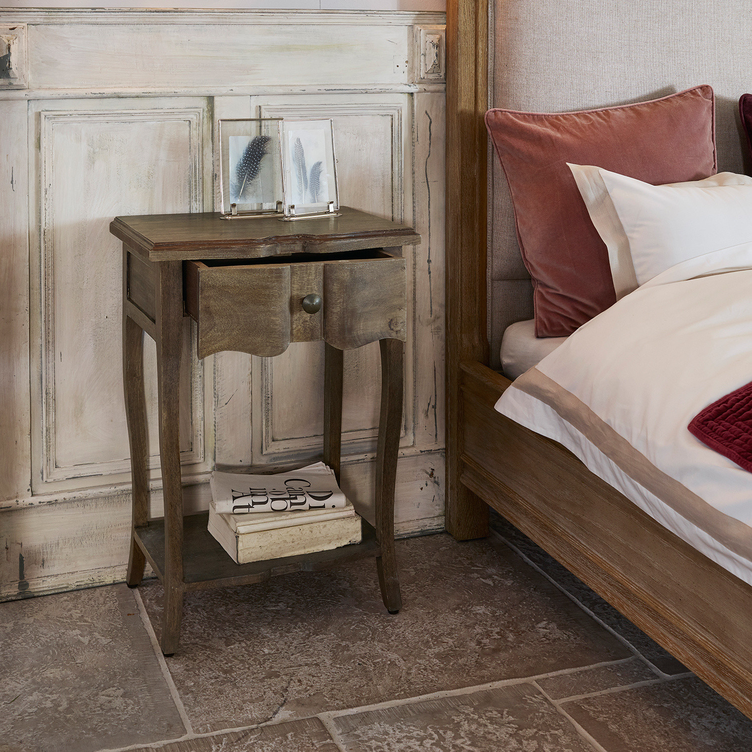 Mesa auxiliar Finstock Mesita de noche de madera natural con cajón y estante para dormitorio