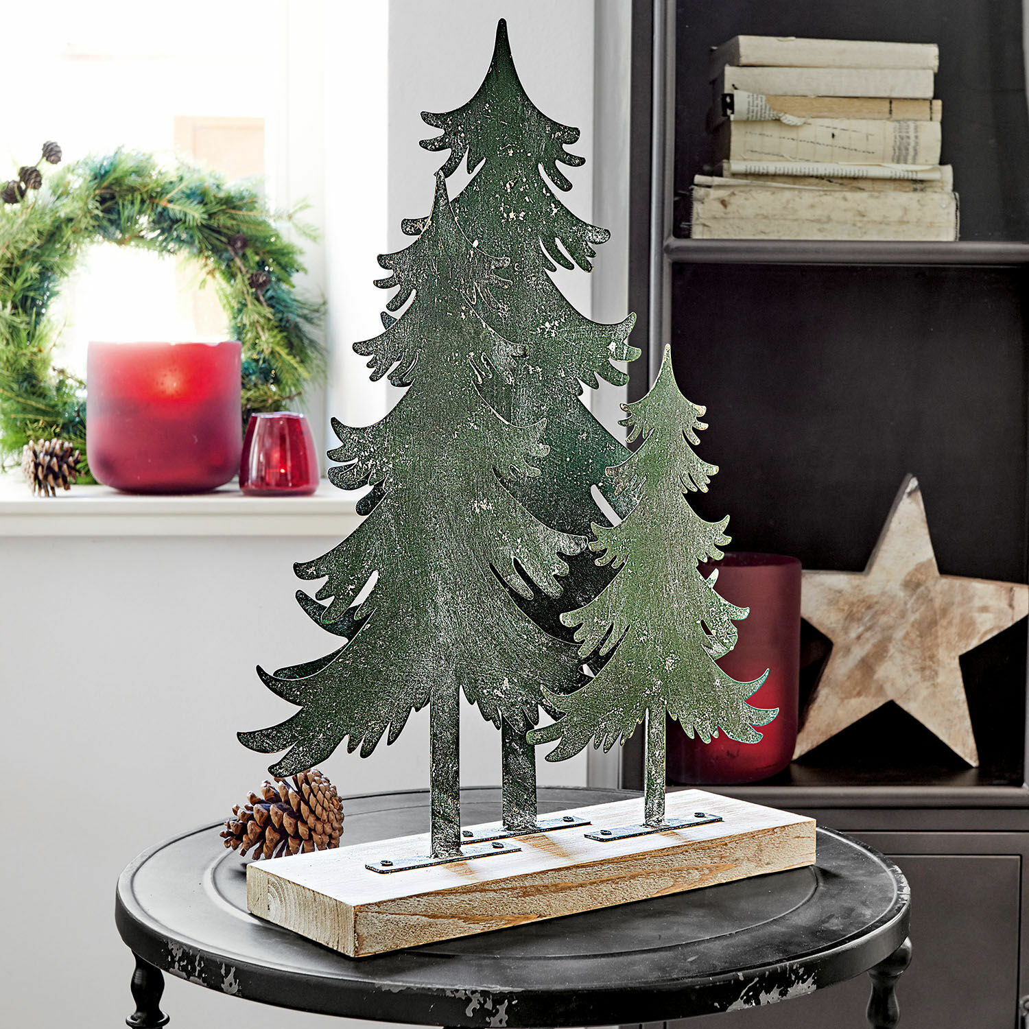 Árboles decorativos Filiz Decoración navideña con árboles de metal verdes sobre base de madera en mesa negra