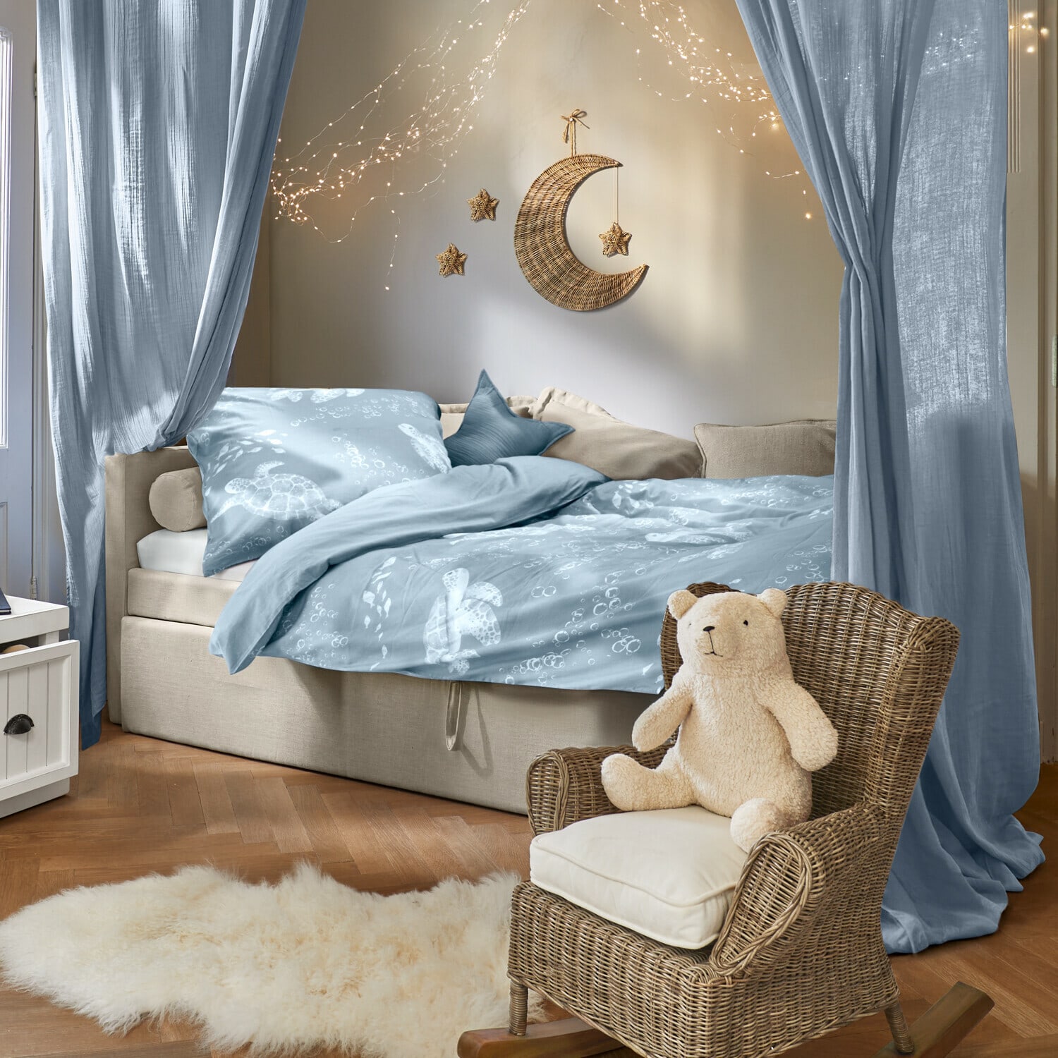 Ropa de cama Lomencia Dormitorio acogedor con ropa de cama azul con diseño de tortugas y sillón de mimbre con oso de peluche
