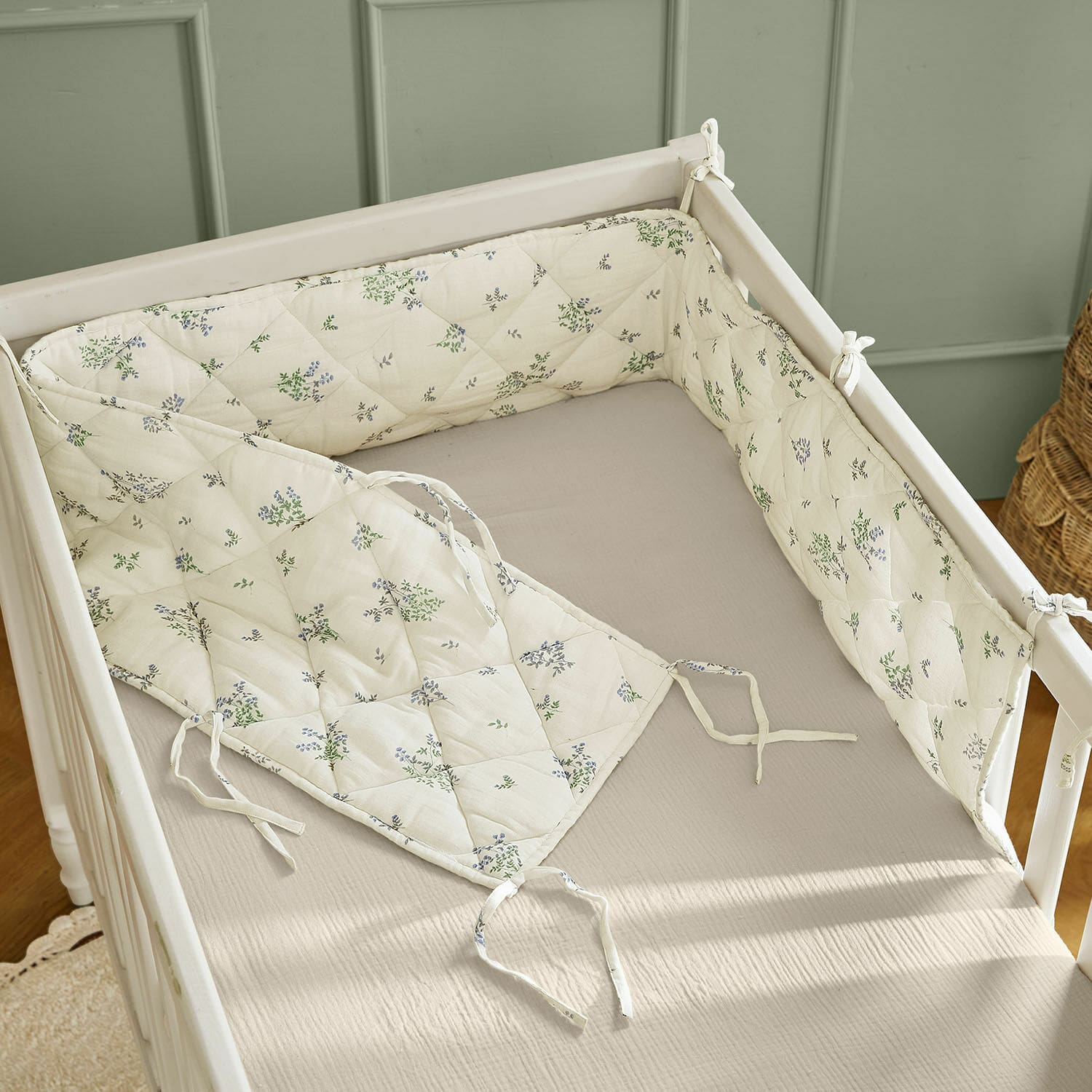 Protector de cuna Nymariel Protector de cuna de algodón color crema con estampado floral verde y azul para mayor comodidad del bebé
